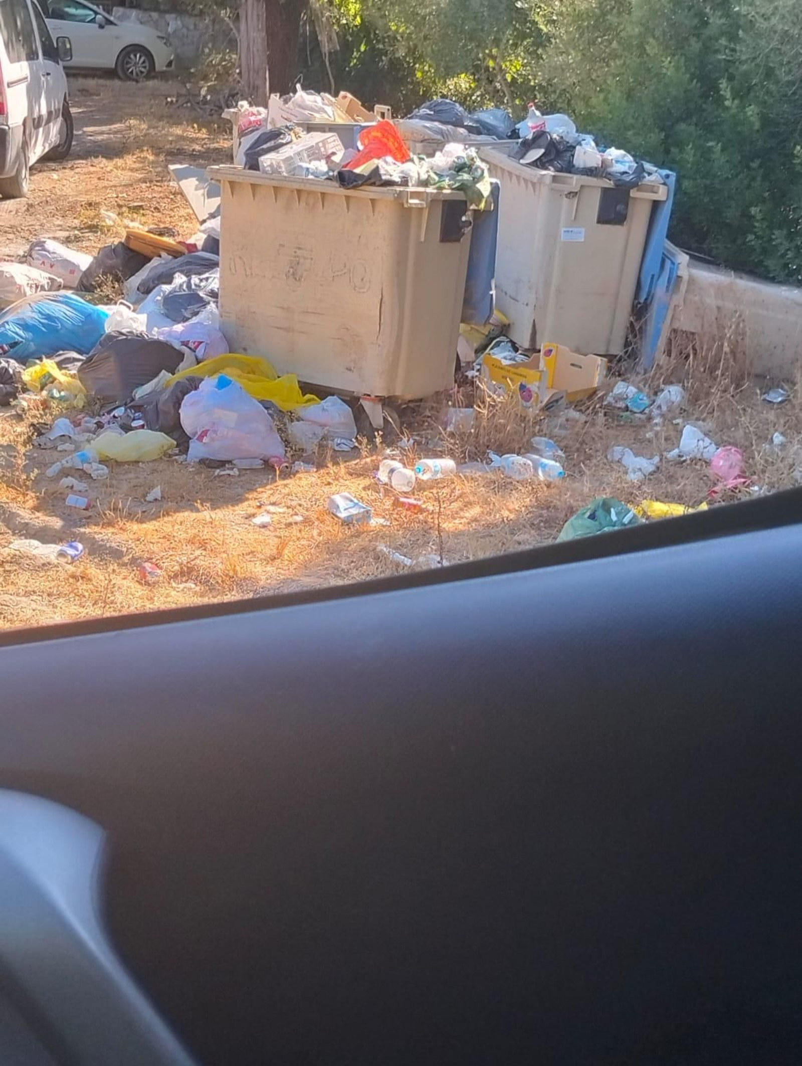 Basura acumulada en pleno Parque Natural de Los Alcornocales.
