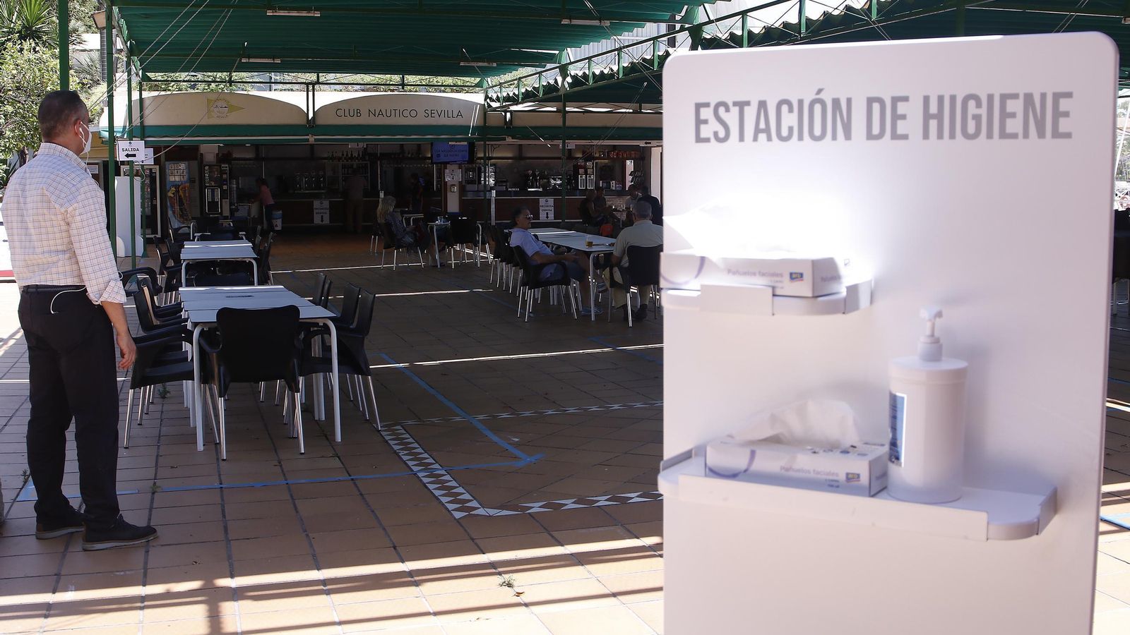 Una de las estaciones de higiene instaladas en el Club Náutico.