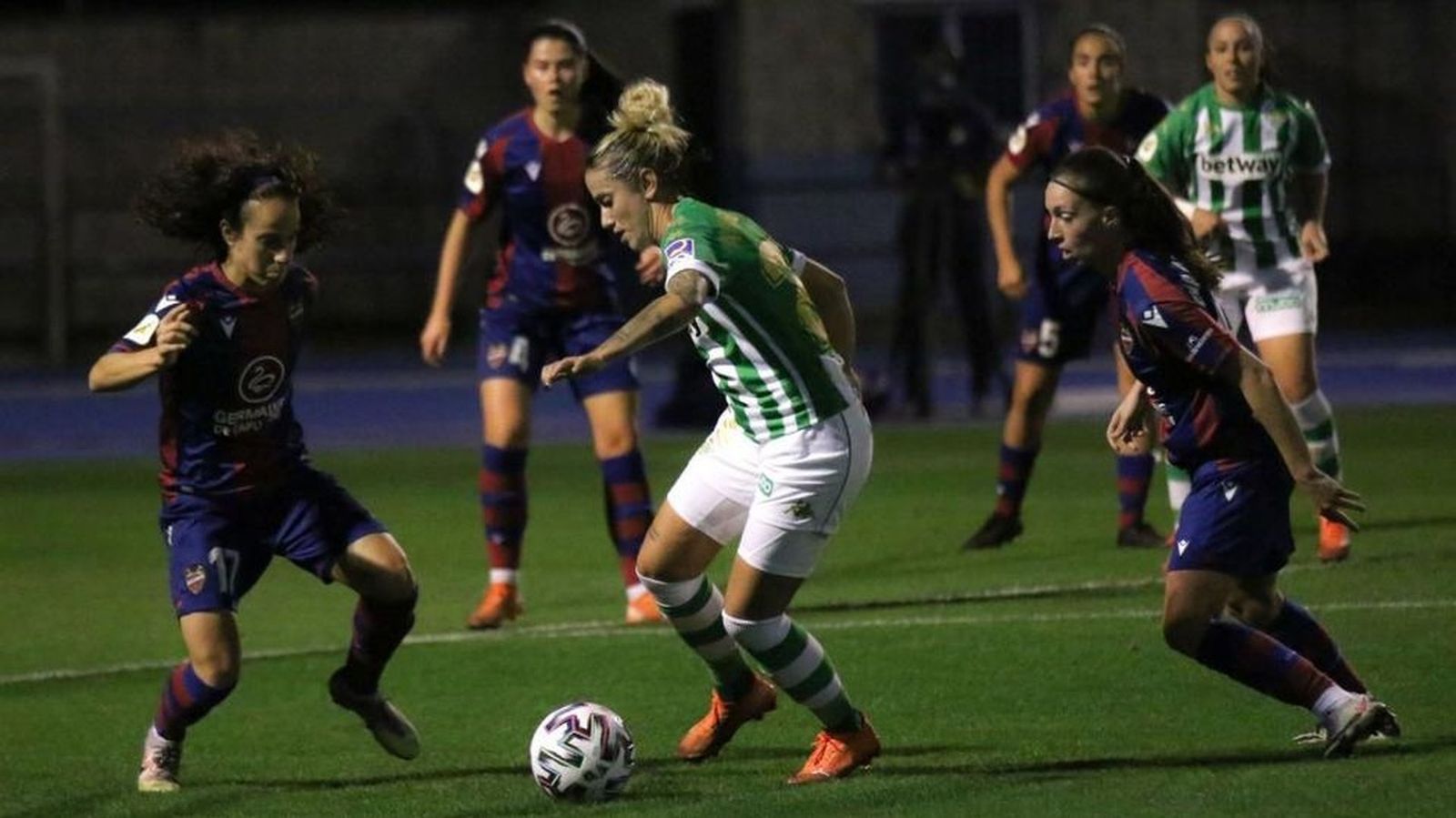Ángela Sosa controla el balón ante dos rivales.