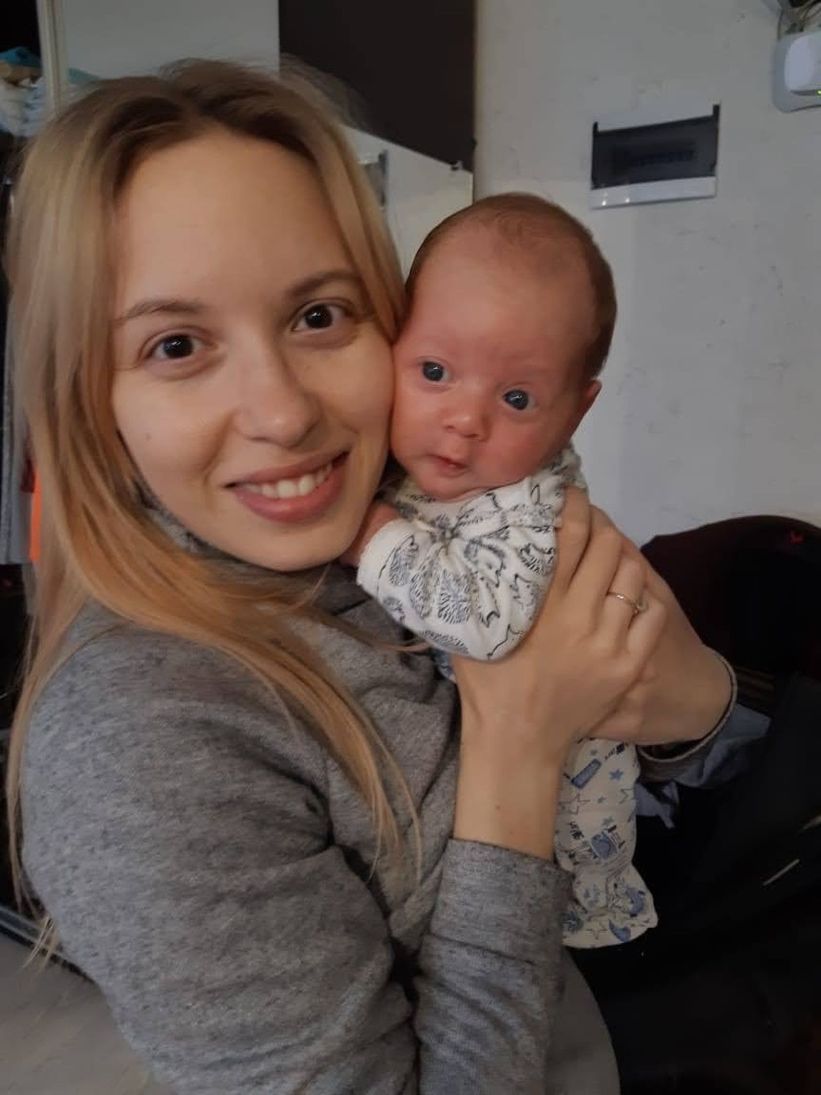 Alejandra Gvozd en Ucrania, pocos días después del nacimiento de su hijo León.