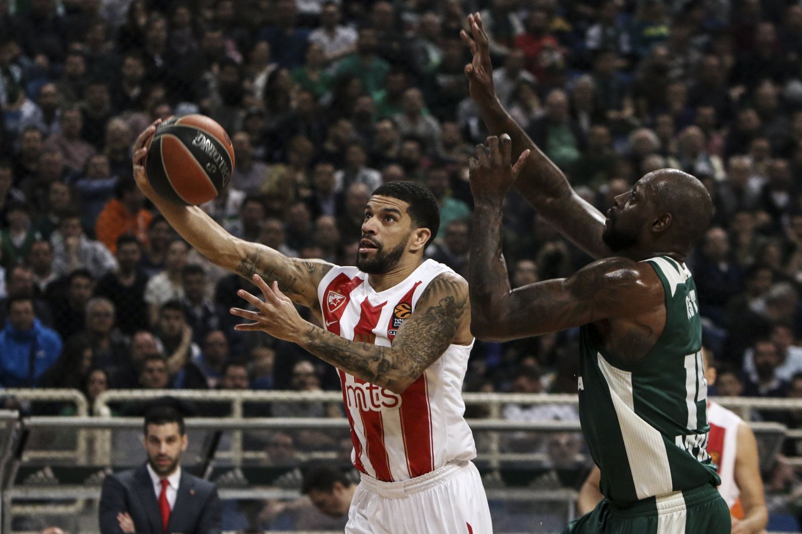 Feldeine penetra a canasta con la camiseta del Estrella Roja.
