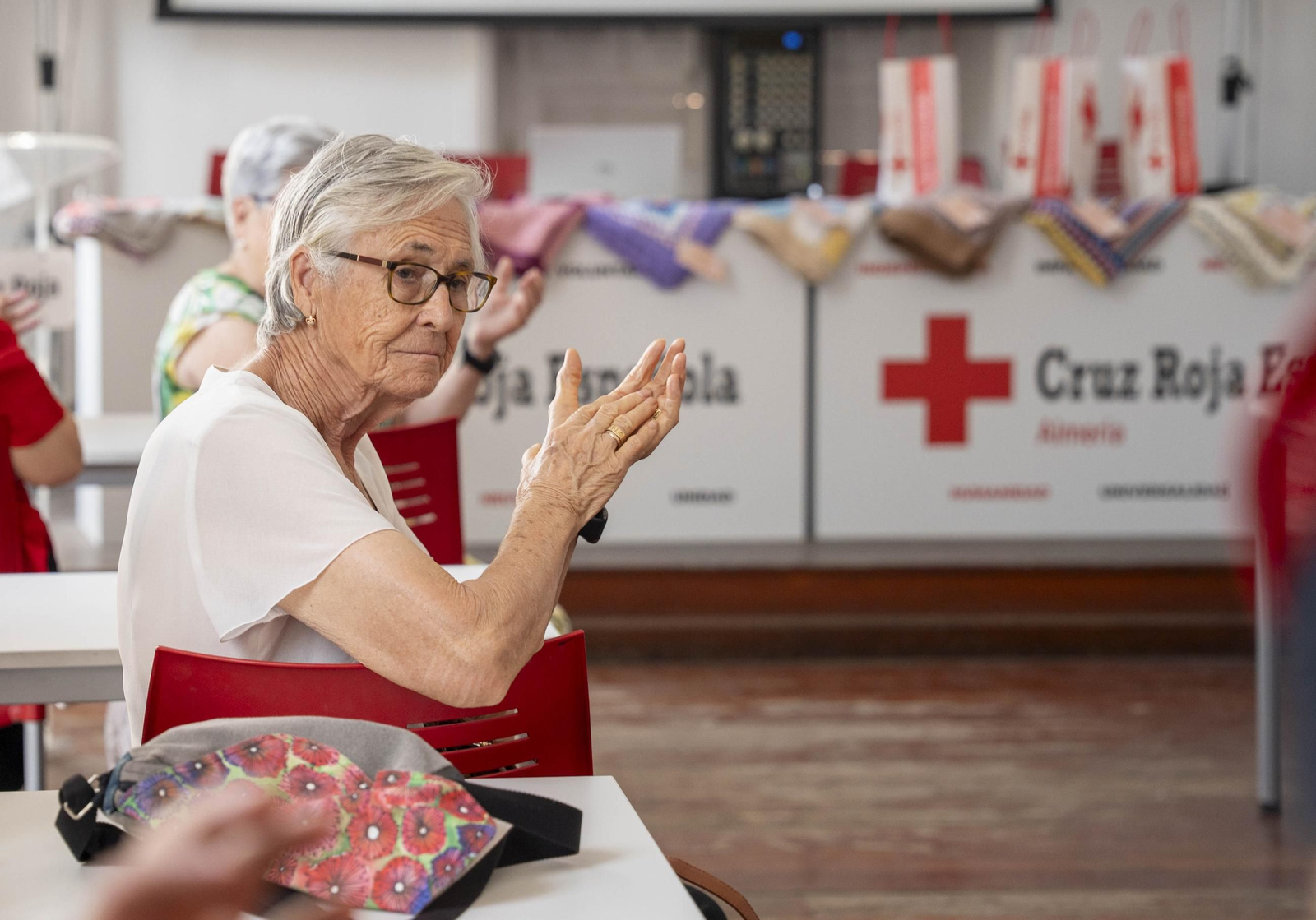 Cruz Roja realiza la entrega de mantitas solidarias a las familias de acogida