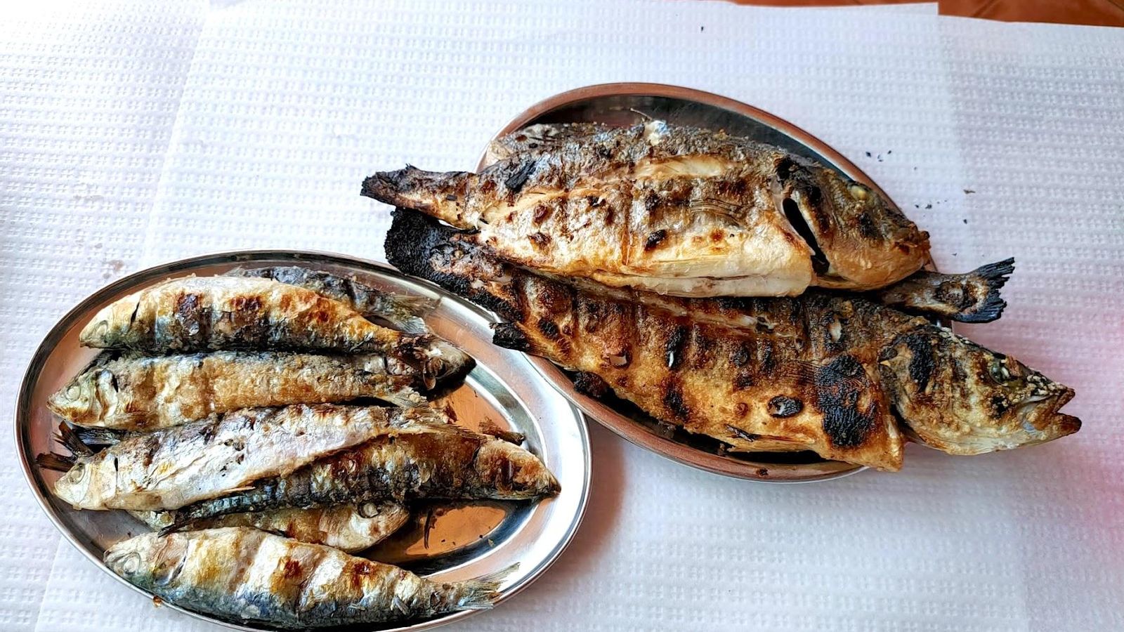 Te traen pescado asado hasta decir basta