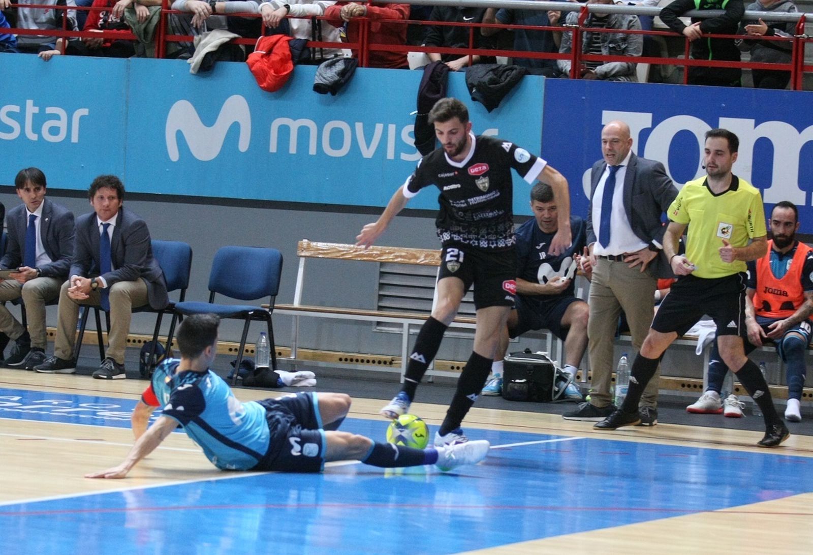 Zequi intenta superar a Ortiz durante el duelo ante Inter Movistar.