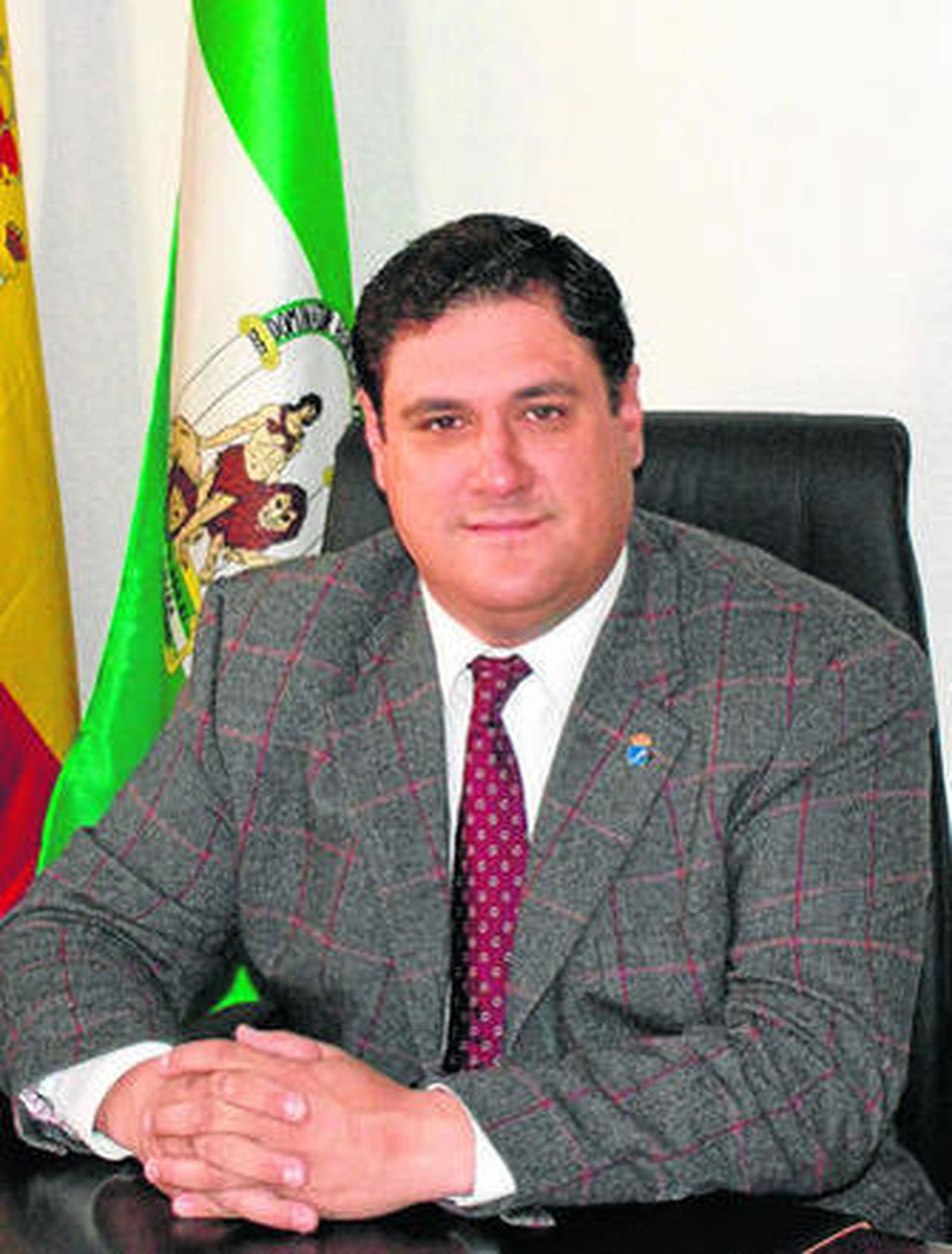 El alcalde de Canjáyar, Francisco Alonso, en su despacho del Ayuntamiento.