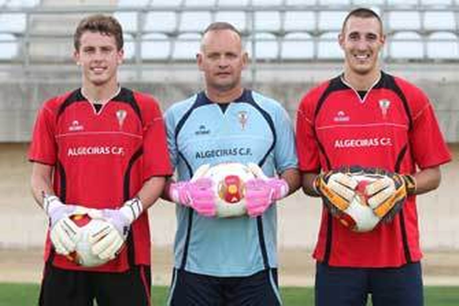 David Enríquez, flanqueado por Edu (i.) y José Miguel, los dos porteros del Algeciras CF.