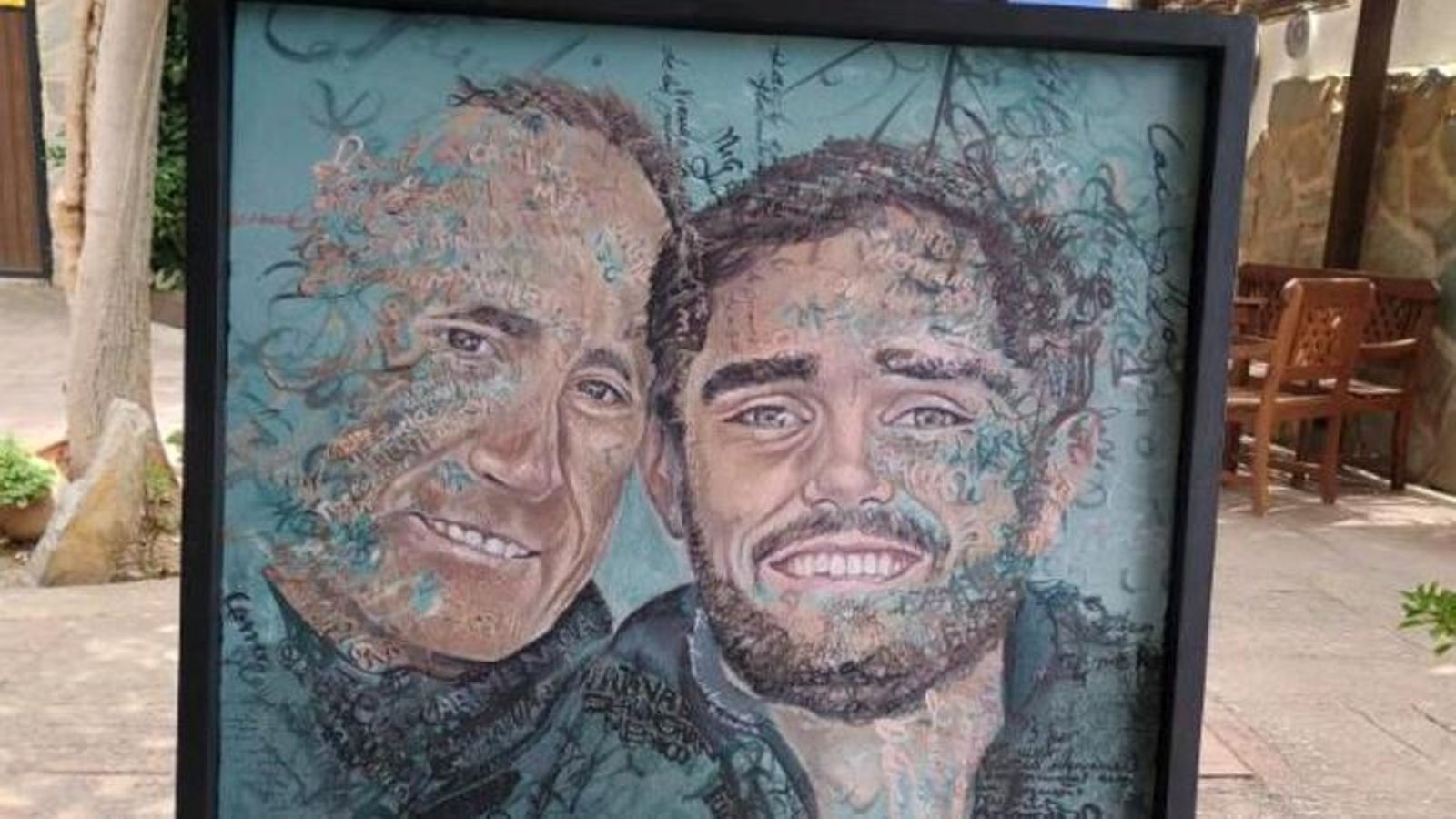 Detalle del retrato que ilustra a padre e hijo juntos.