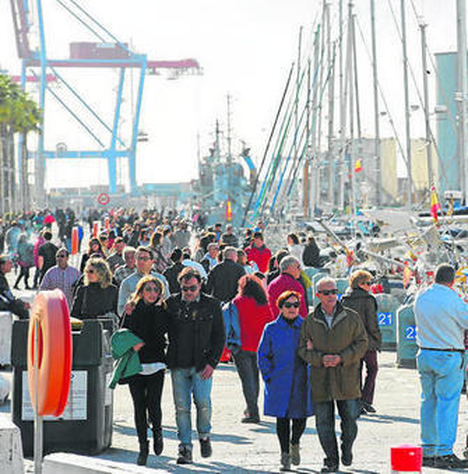 Gente paseando, ayer, en el Muelle Uno del Puerto.