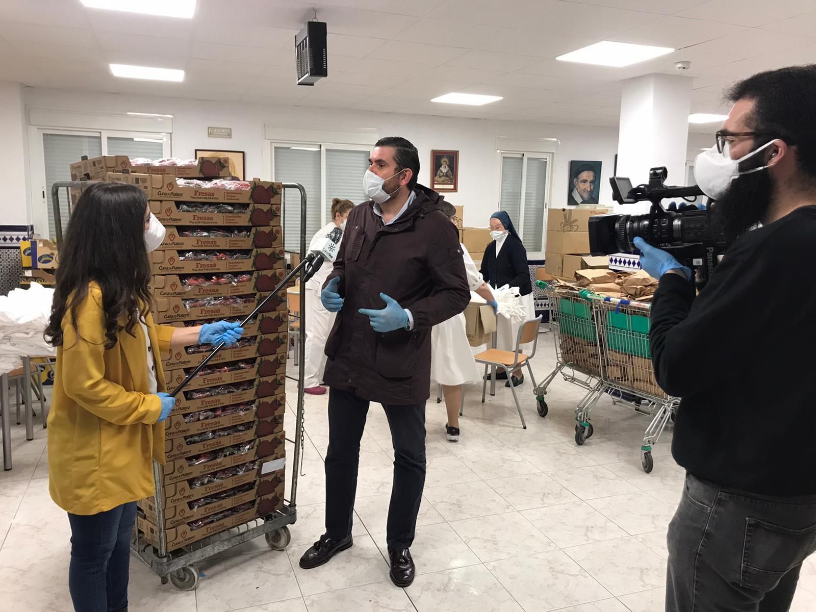 El gerente de Interfresa en una de las donaciones llevadas a cabo en centros sociales andaluces.