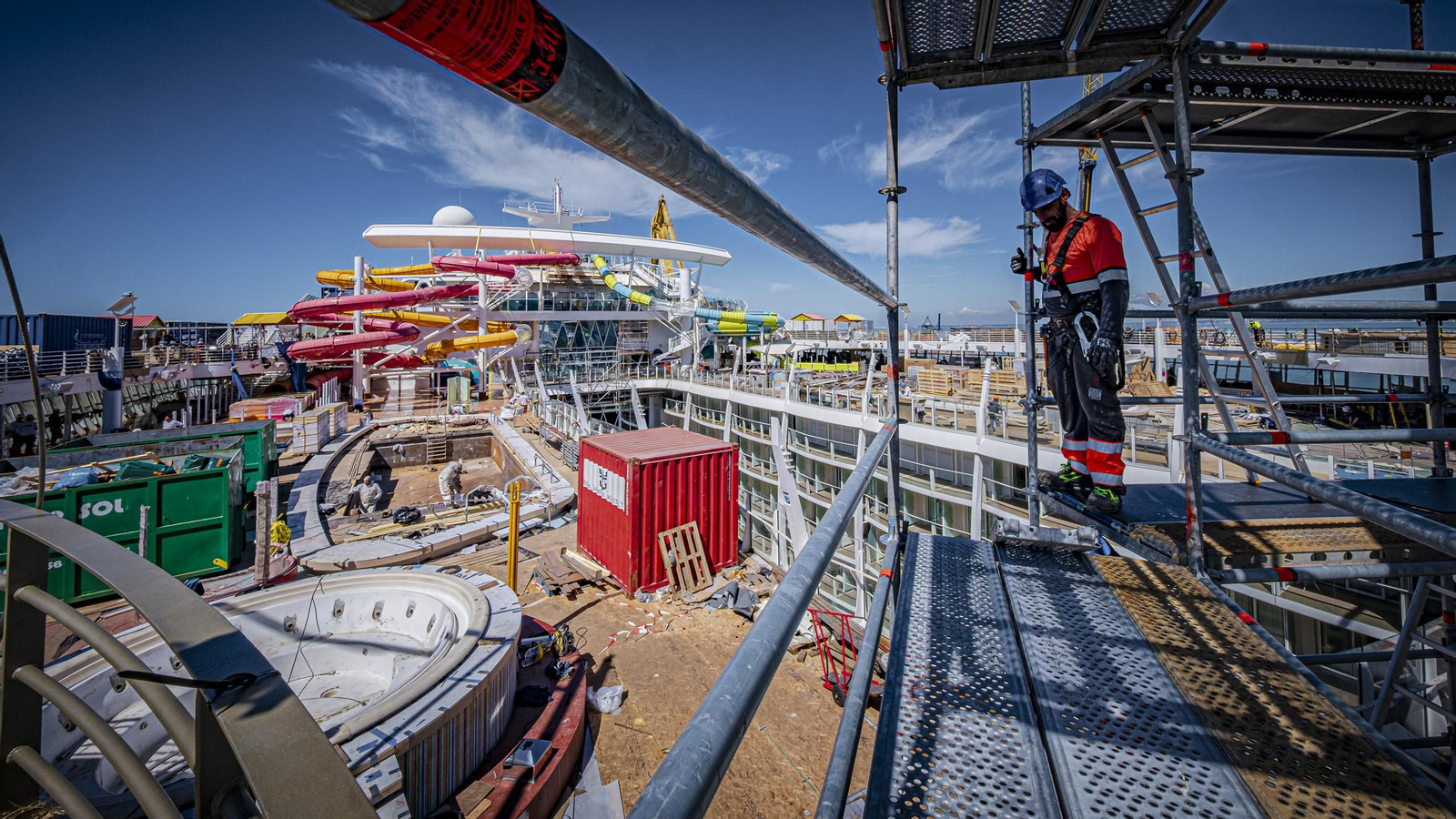 Las imágenes del interior del crucero 'Allure of the Seas' que se encuentra reparando en navantia Cádiz