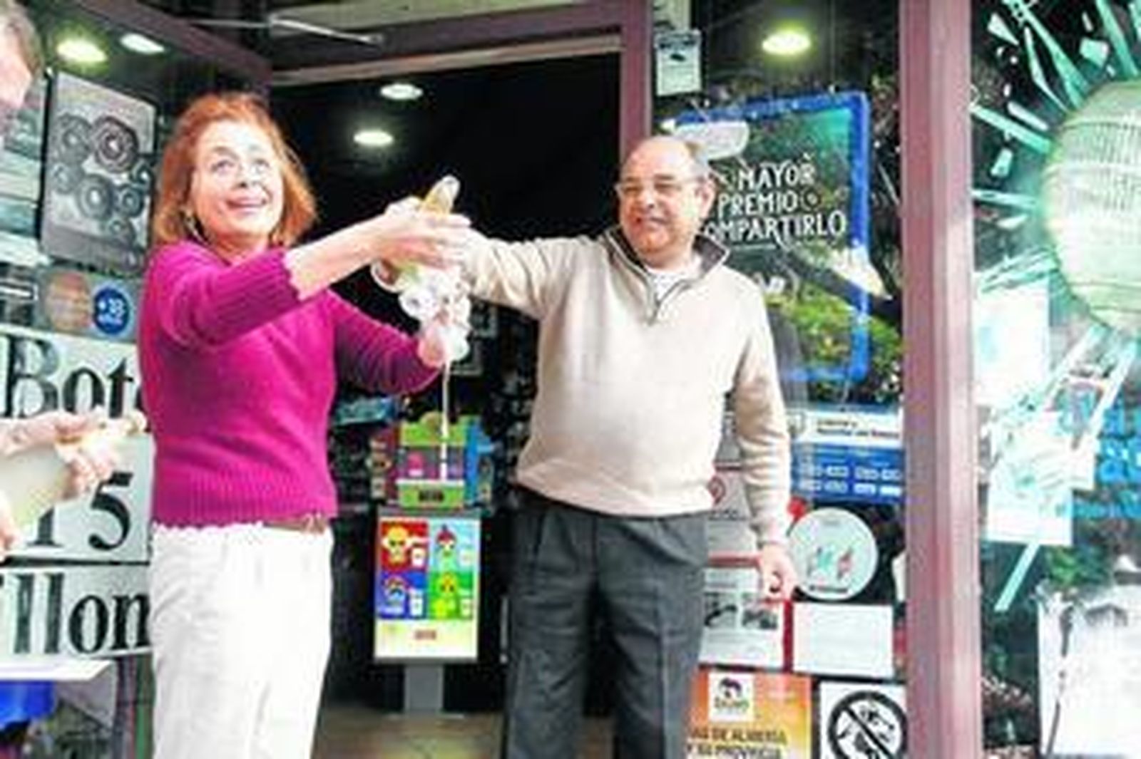 María Rosa Navarro, la estanquera que ha vendido siete décimos del segundo premio, junto a su marido.