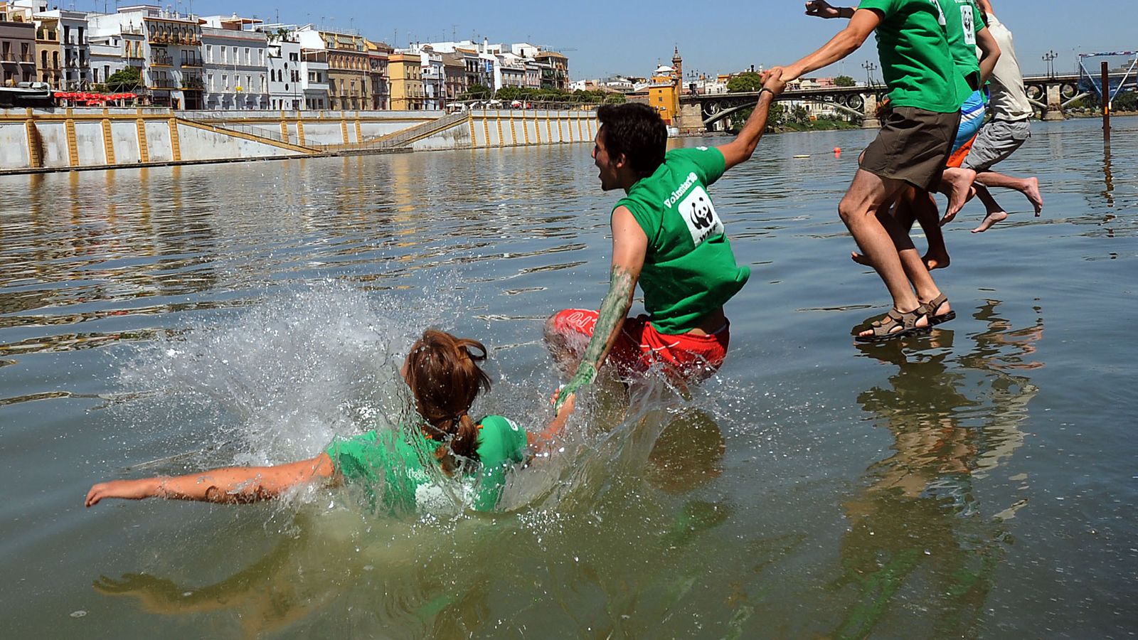 Salto al río de los voluntario de WWF, una edición anterior del Big Jump.