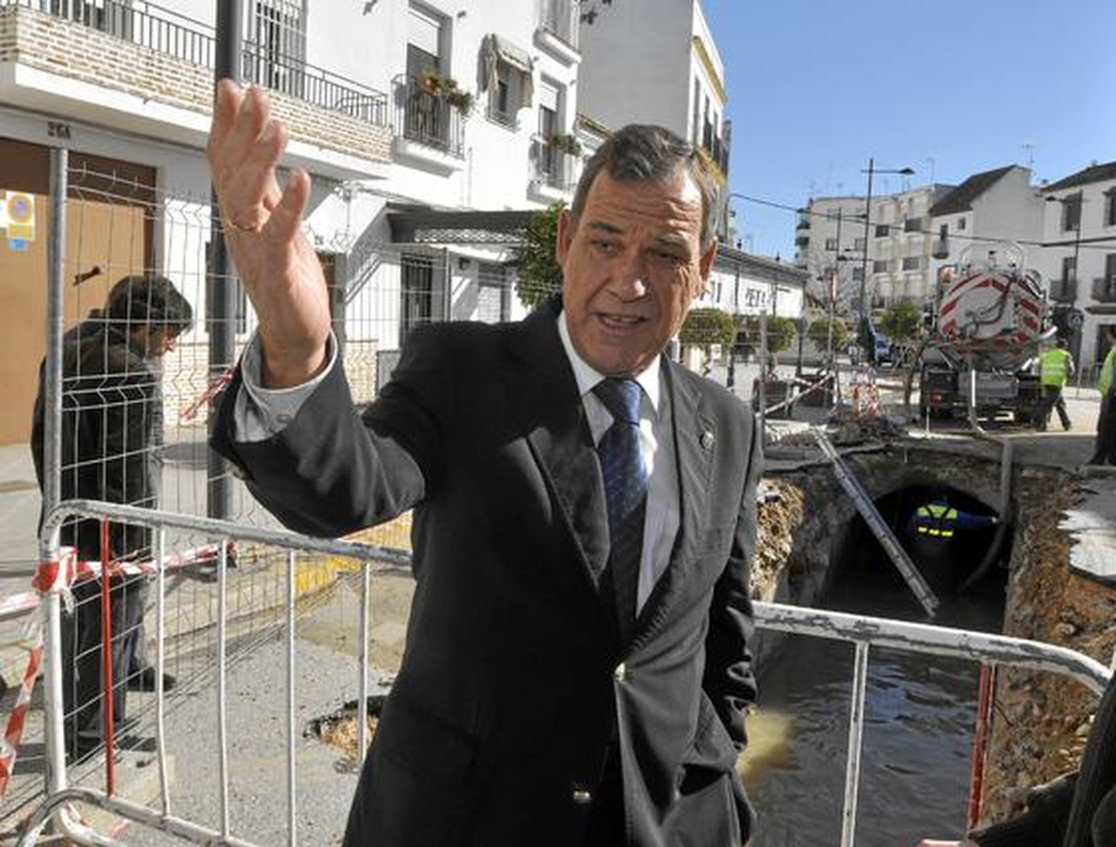 El alcalde de Écija, Juan Wic, visita las obras del dique y las nuevas catas realizadas en el pueblo para prevenir futuras riadas.

Foto: Manuel Gómez