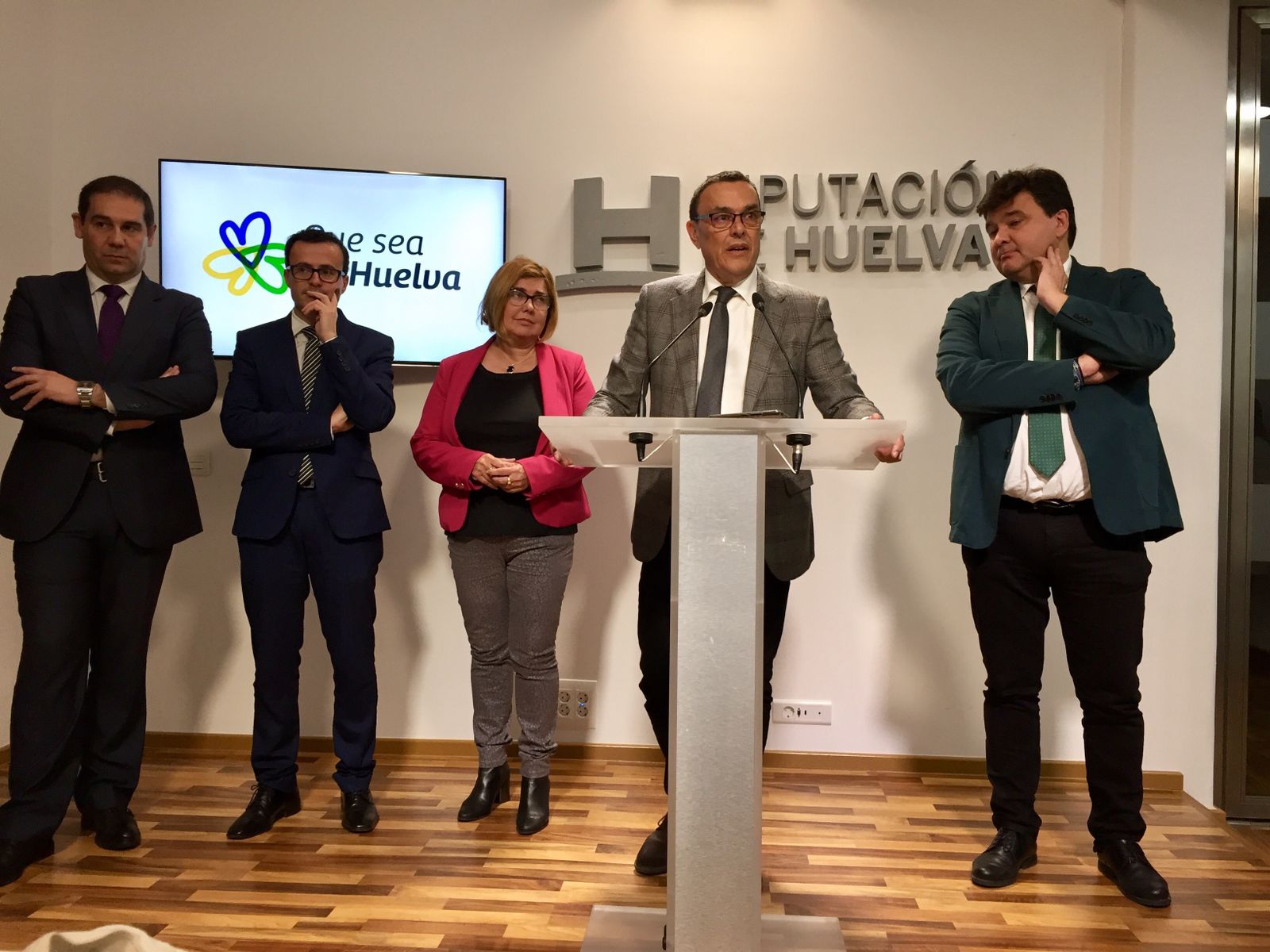 José Luis Ramos, Miguel Ángel Gallardo, Rosario Cordero, Ignacio Caraballo y Gabriel Cruz, ayer, en la Diputación.