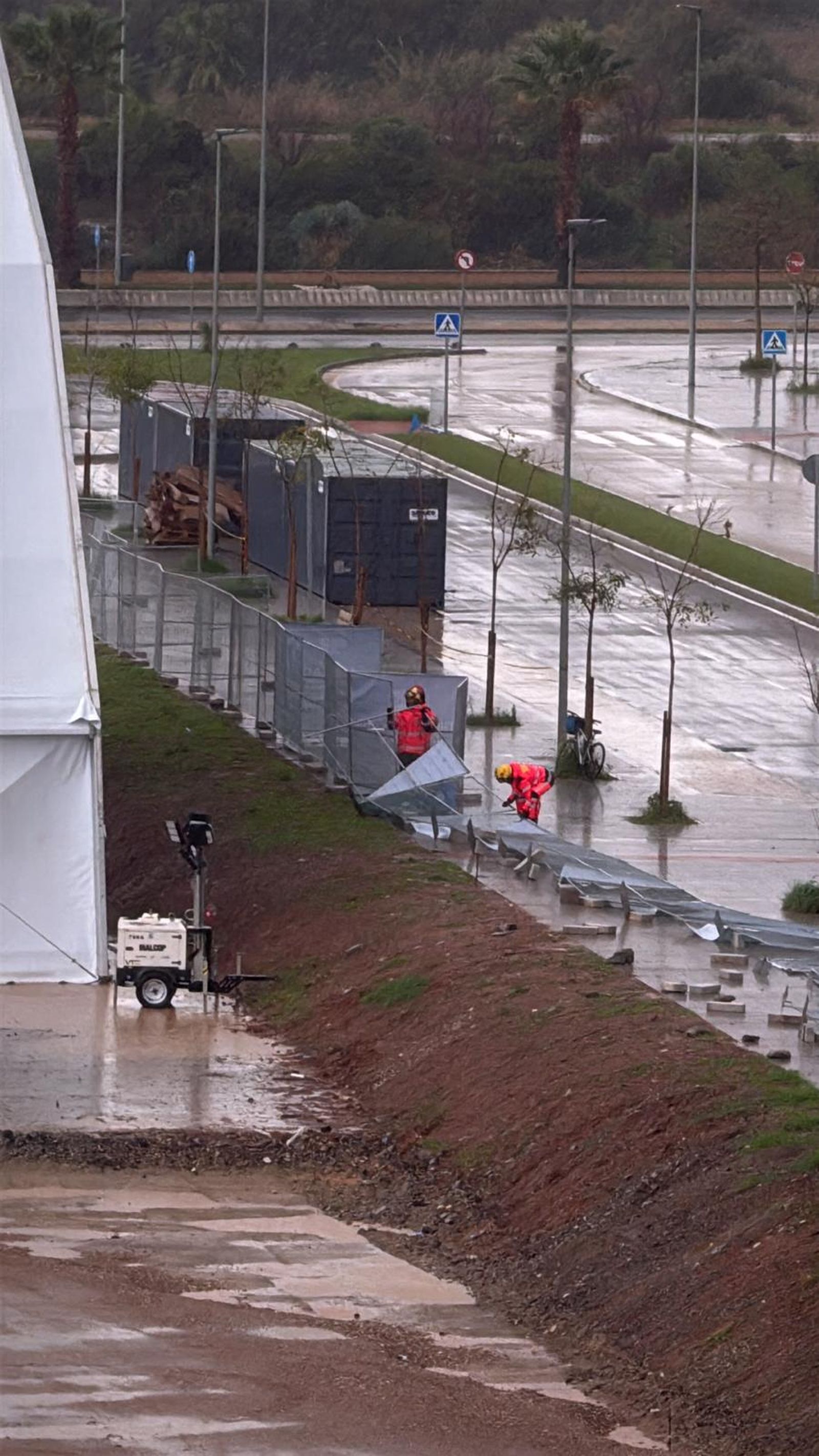 Daños por el viento y la lluvia en la ciudad para la Copa Davis y la Billie Jean