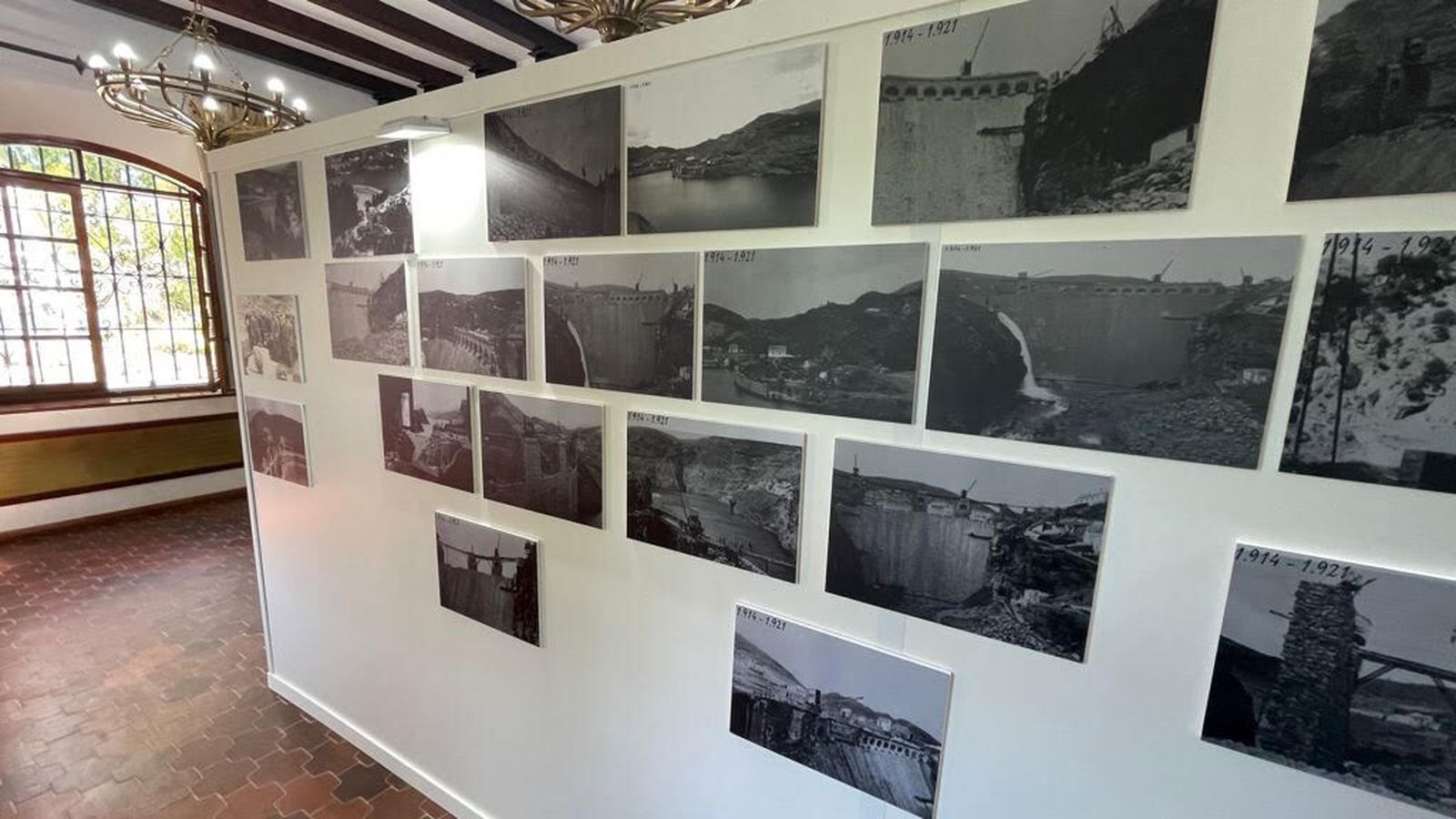 Exposición sobre la construcción de la presa.