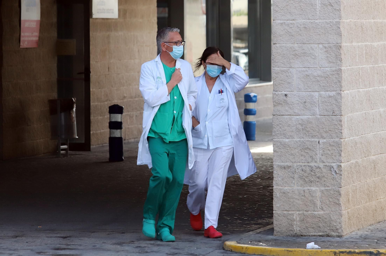 Personal médico a las puertas de un centro hospitalario.