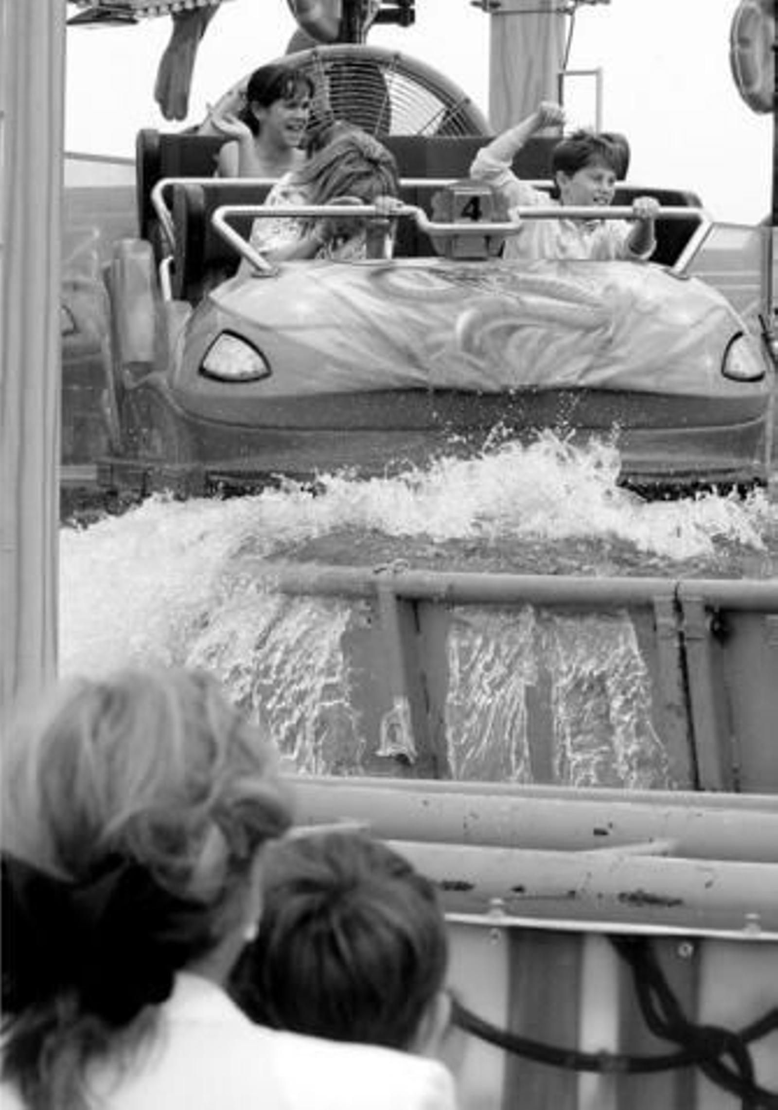 Unos niños lo pasan en grande en una de las atracciones con el agua como protagonista.