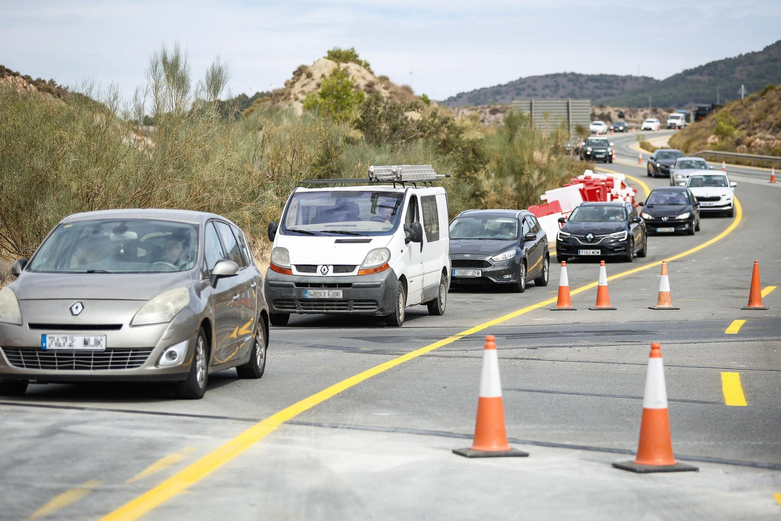 Imagen de vehículos desviados de la carretera debido a obras