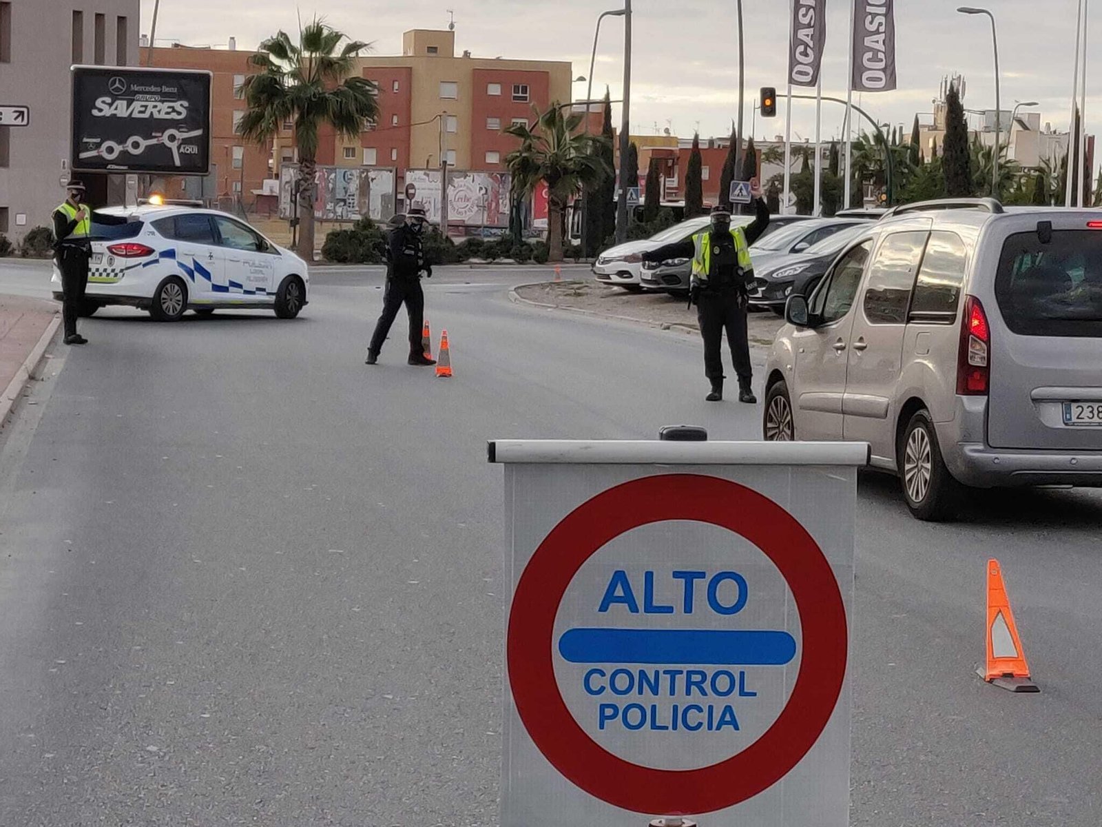 Control de la Policía Local de Almería en uno de los accesos a la ciudad.