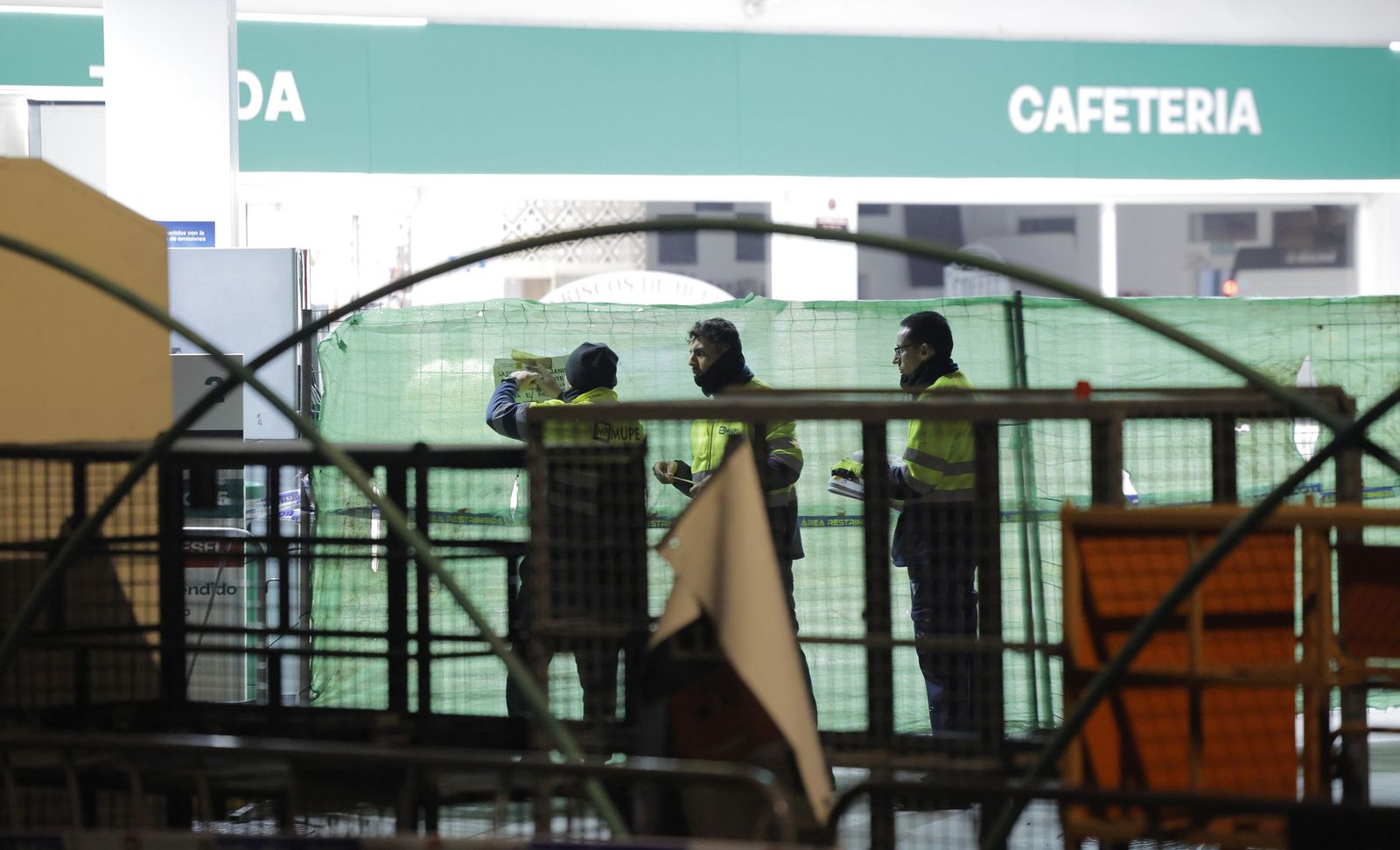 El derribo de la gasolinera de Alcosa, todas las fotos