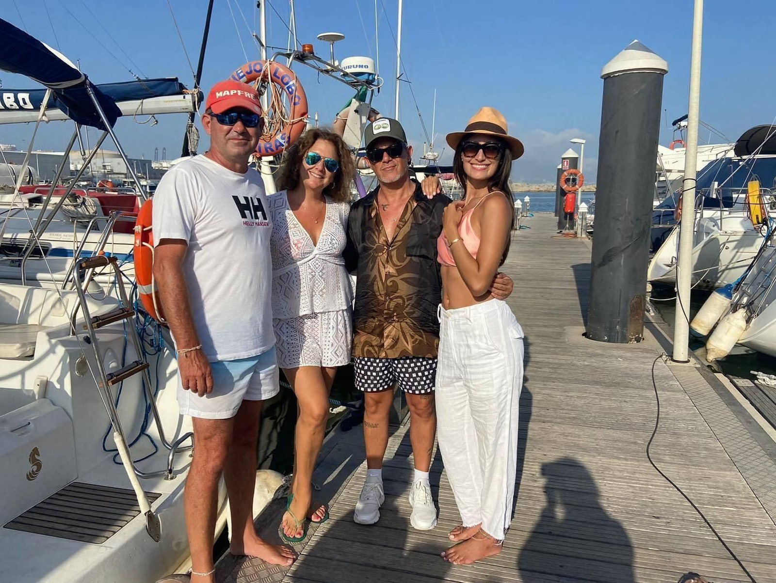 Alejandro Sanz junto a su familia en el Saladillo, Algeciras