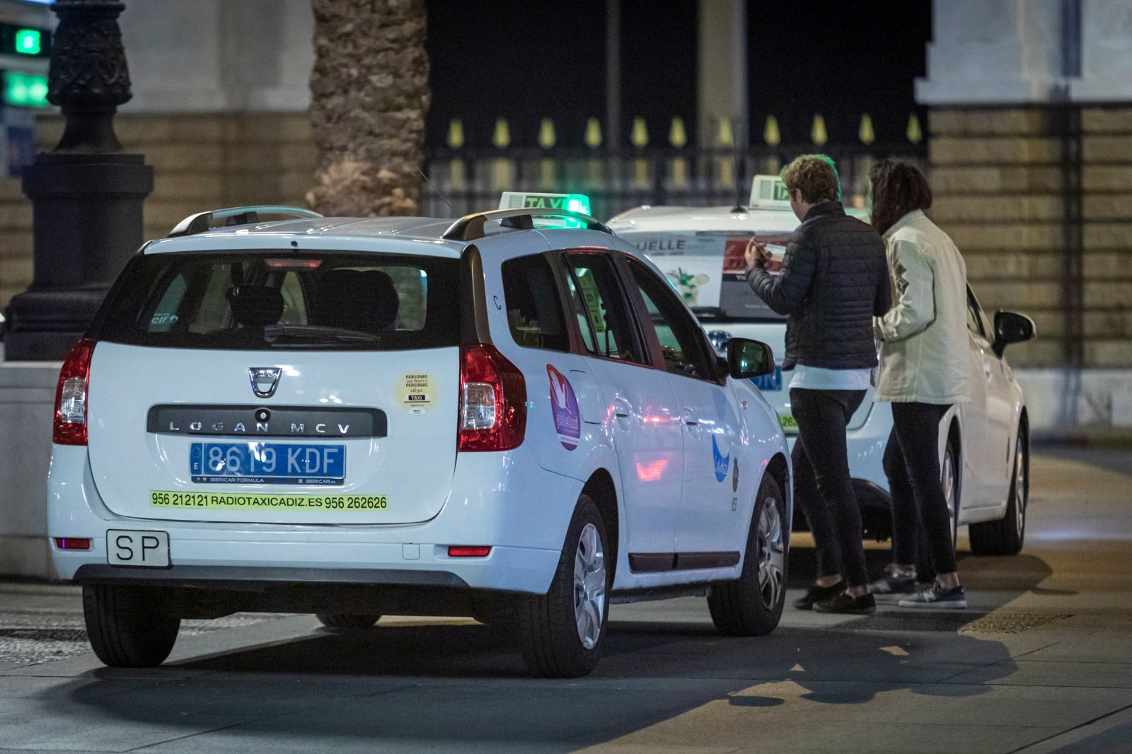 Varios taxis esperan en la parada de la plaza de San Juan de Dios.