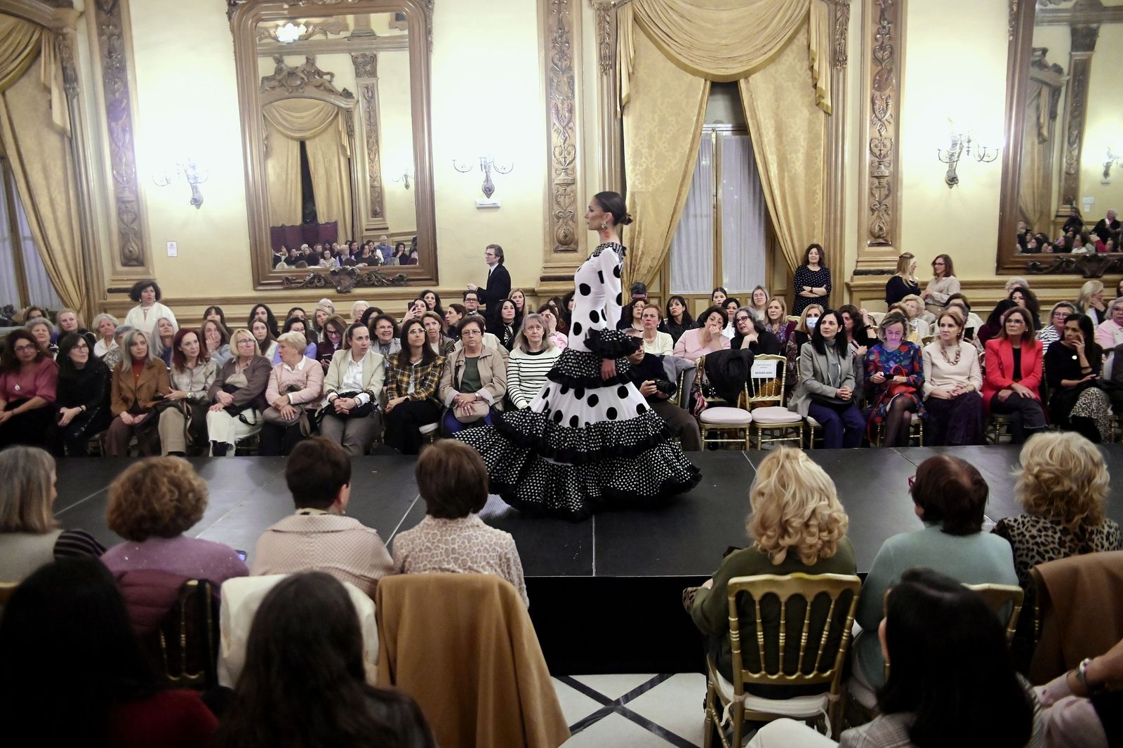 Moda flamenca solidaria con Sonrisa de Lunares en Córdoba