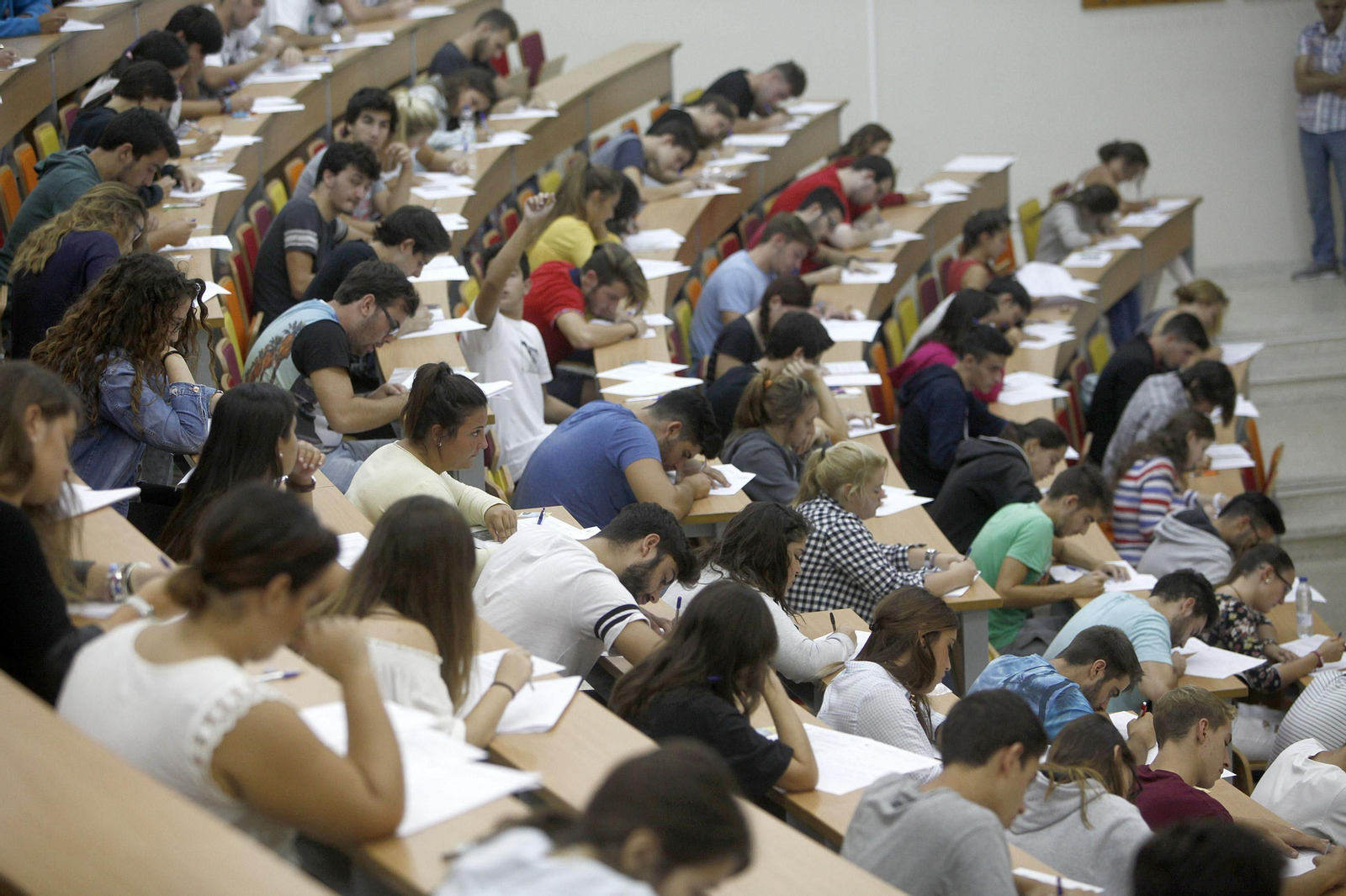 Alumnos examinándose de la Selectividad en una de las sedes en Andalucía. Alumnos examinándose de la Selectividad en una de las sedes en Andalucía.