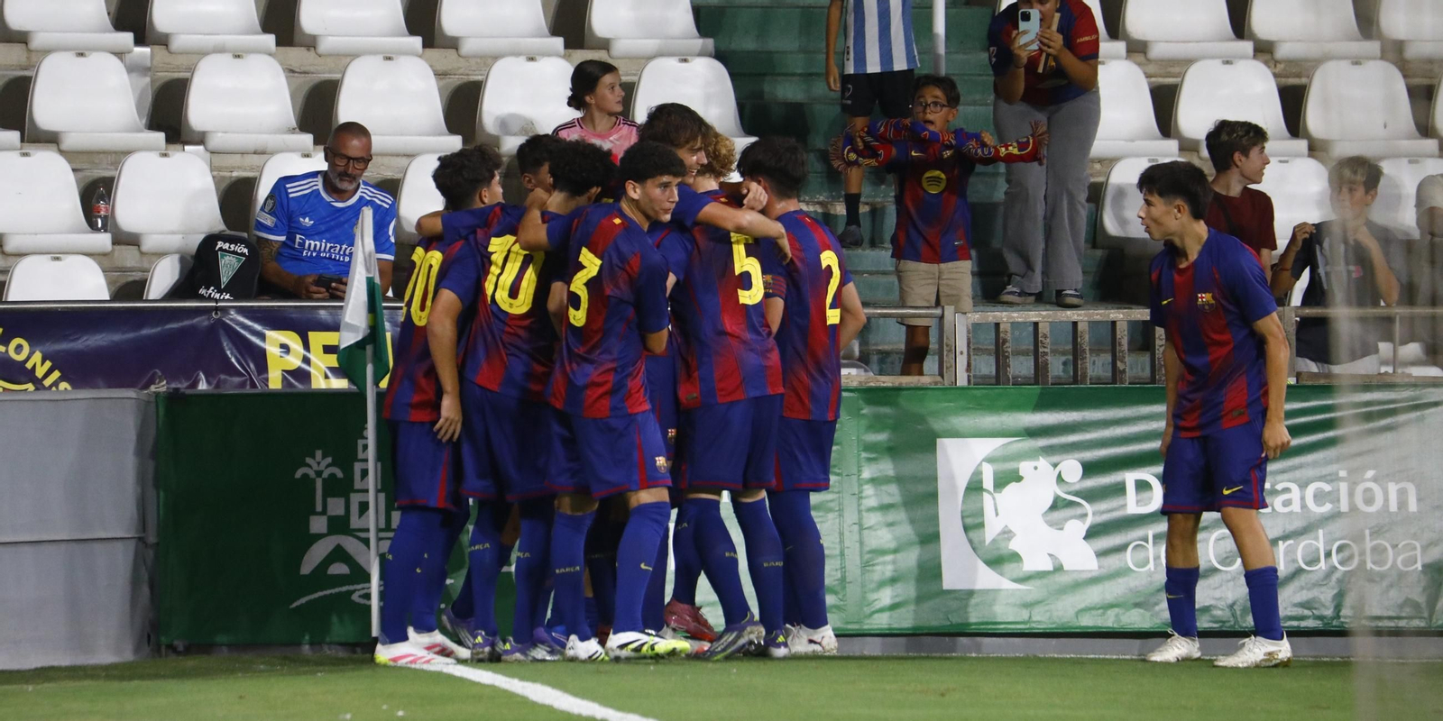 Los jugadores del Barcelona celebran uno de sus goles ante el Palmeiras en la semifinal del Mundial de clubes juvenil en El Arcángel.