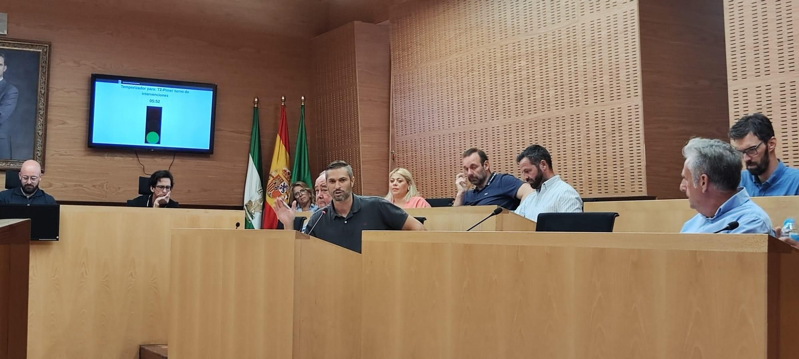 Ángel González, rodeado por la oposición, durante el momento de su intervención.