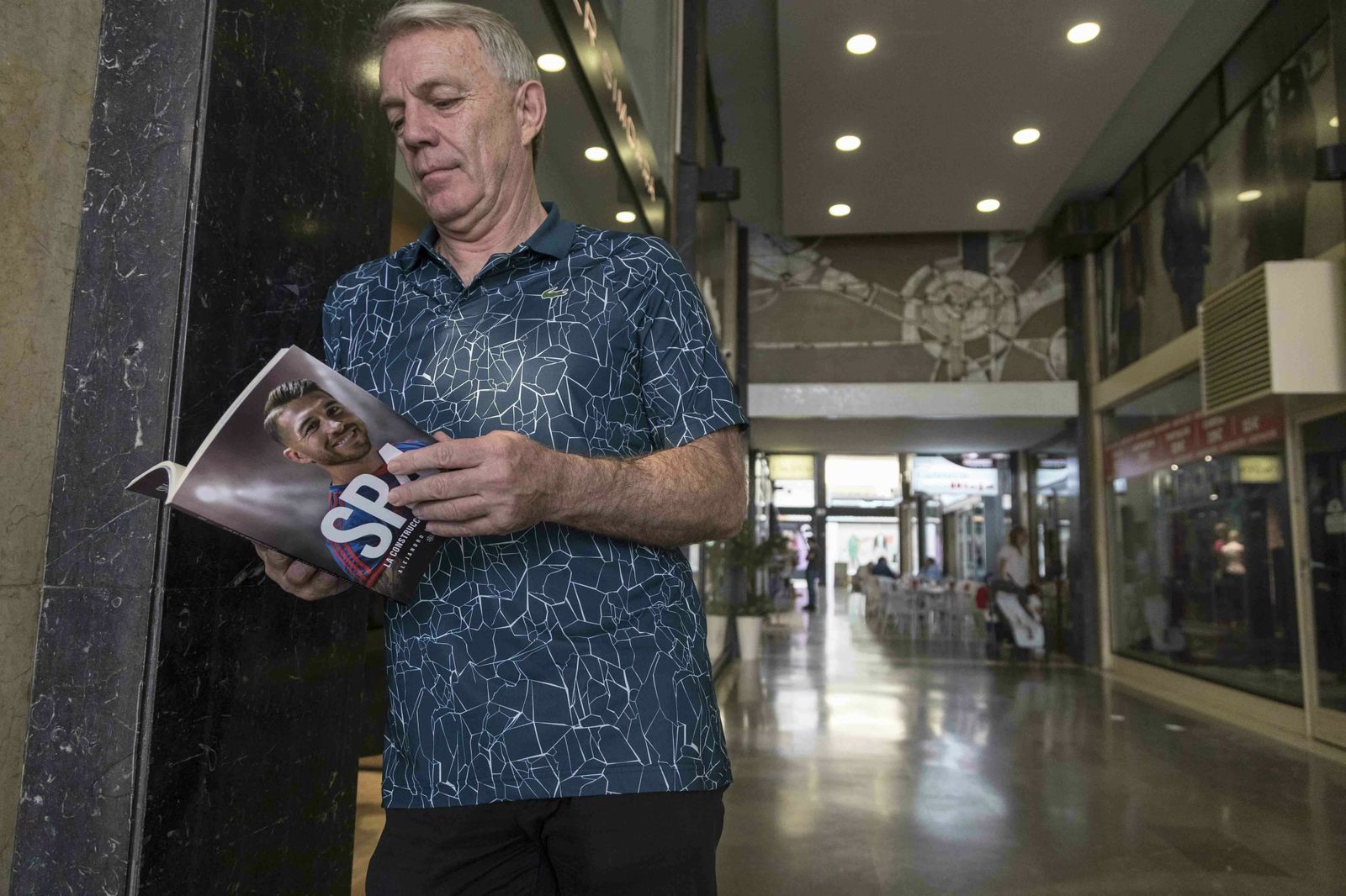 Alejandro Delmás posa con su biografía de Sergio Ramos.