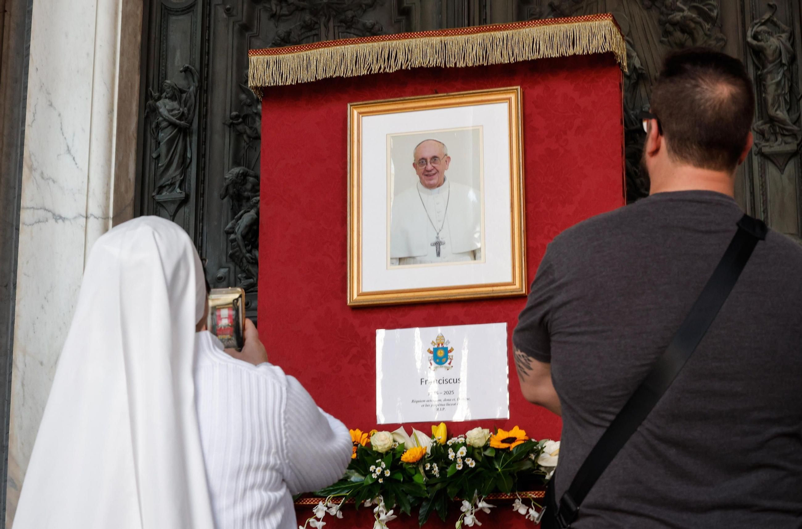 Fotos del ambiente en Roma tras la muerte del papa Francisco