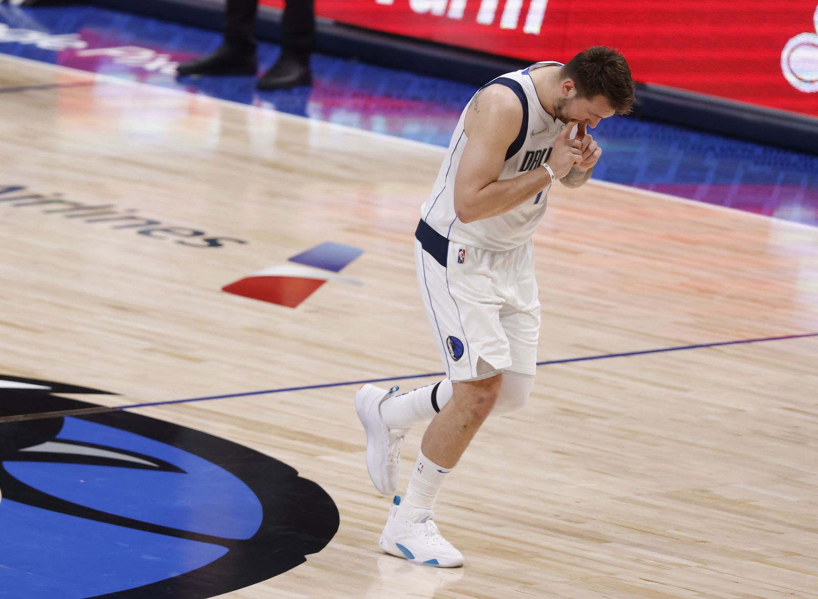 Luka Doncic celebra una canasta durante su último partido contra los Warriors.