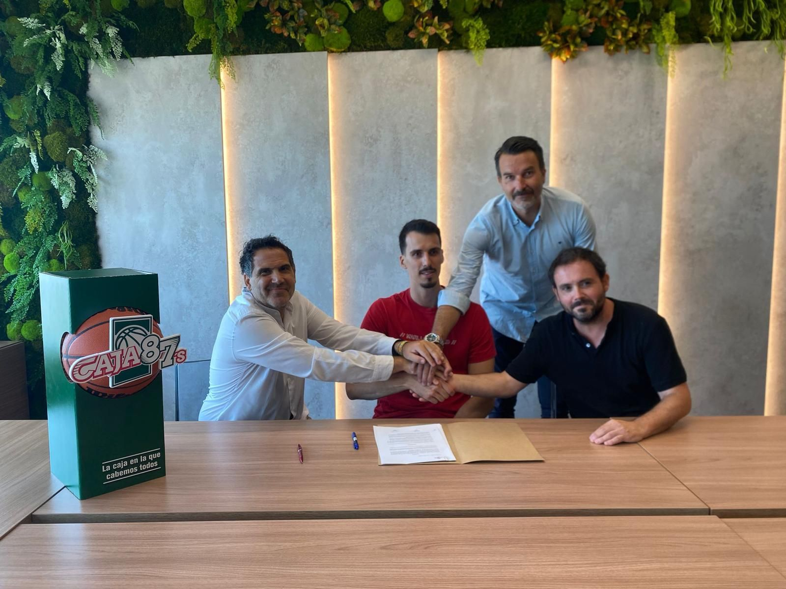 Dedovic durante su presentación como primer jugador de la historia del Caja 87.jpg