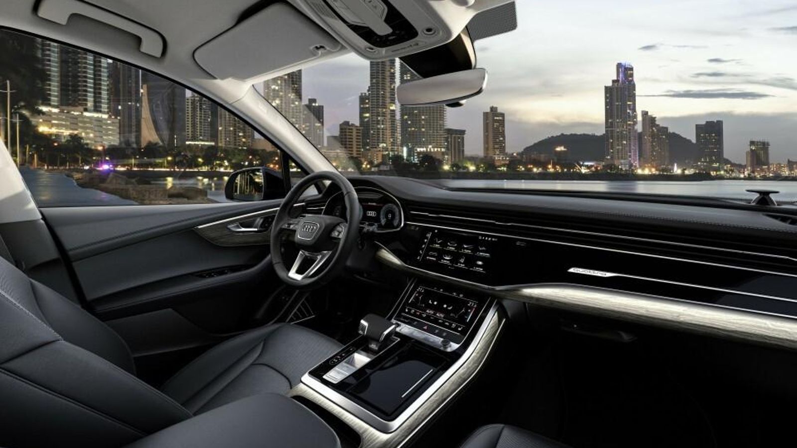 En las tapicerías se incluyen ahora costuras en contraste. También más equipamiento funciona. como el asistente de luz de carretera, el de aparcamiento o el acceso y arranque sin llave.