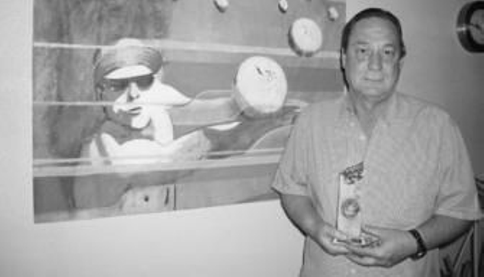 Santos, con el trofeo al mejor entrenador de voleibol en la temporada 2006/07.