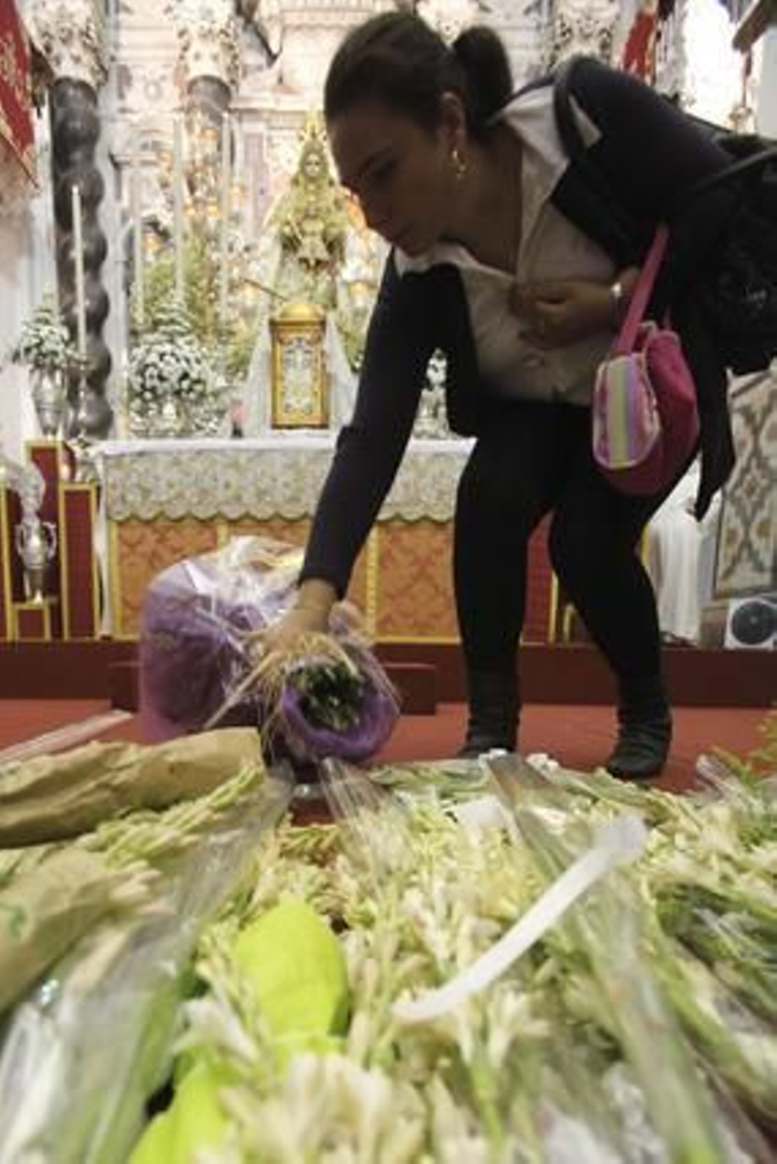 La iglesia de Santo Domingo acoge la tradicional ofrenda floral a la Virgen del Rosario con motivo del Día de la Patrona de Cádiz. 

Foto: Jesus Marin