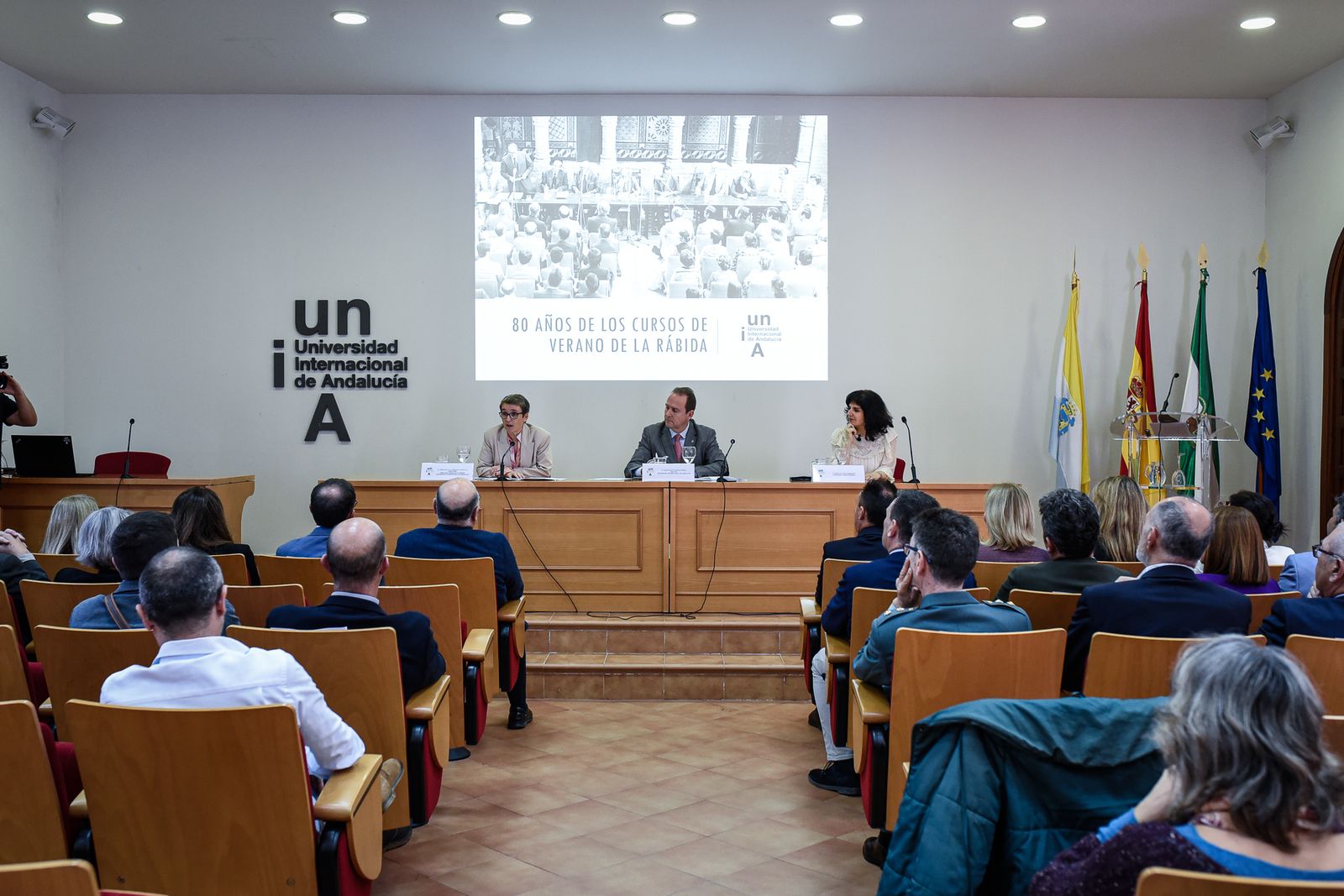 Imágenes de la conferencia  'La Rábida- ocho décadas de un sueño universitario'