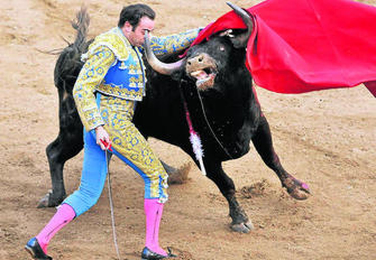 Enrique Ponce tuvo que pechar con la casta de este toro de Fuentelapeña, que le arreó en ocasiones.