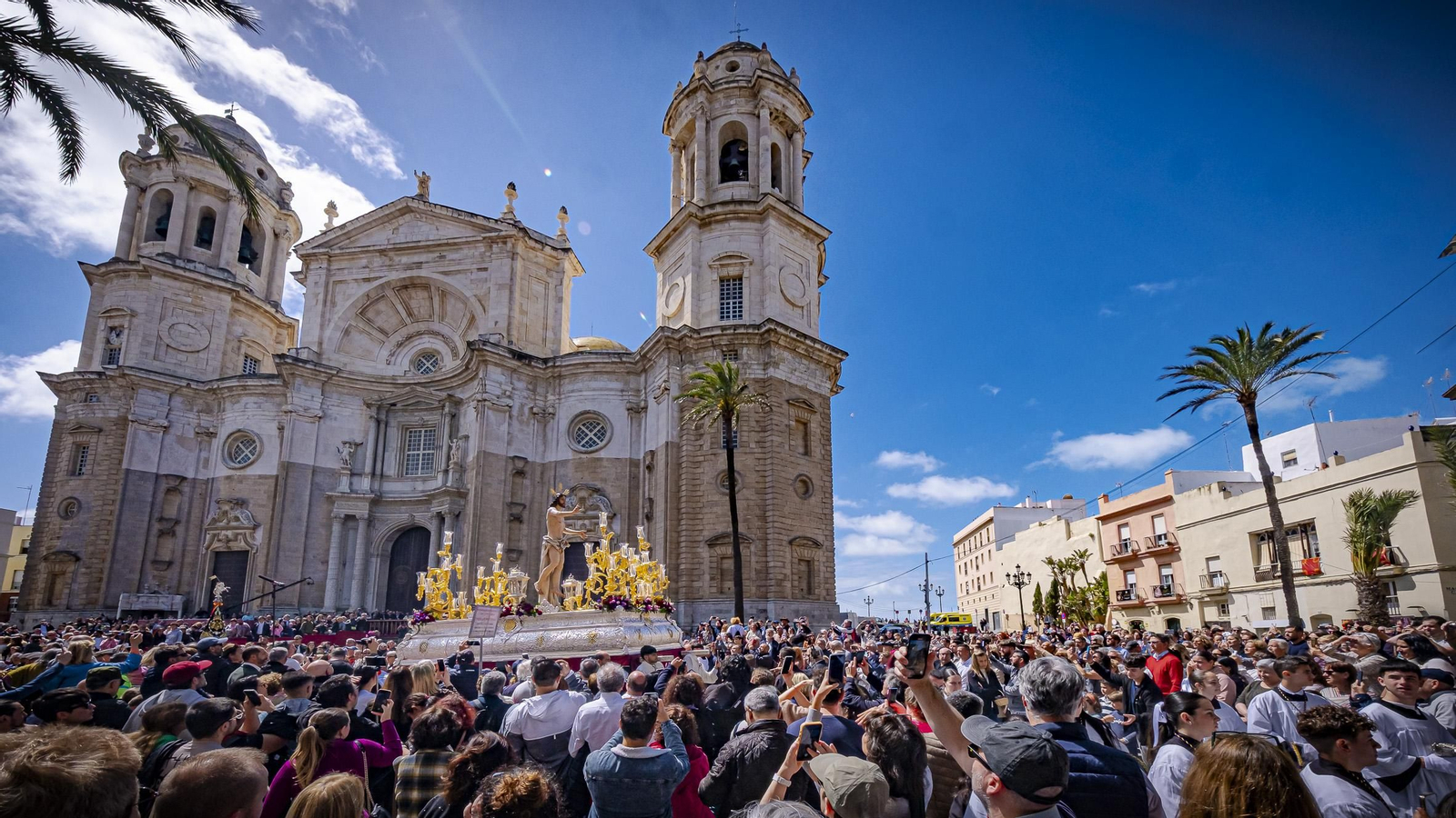 Las imágenes del Pontifical y salida del Resucitado de Catedral en la Semana Santa de Cádiz 2025