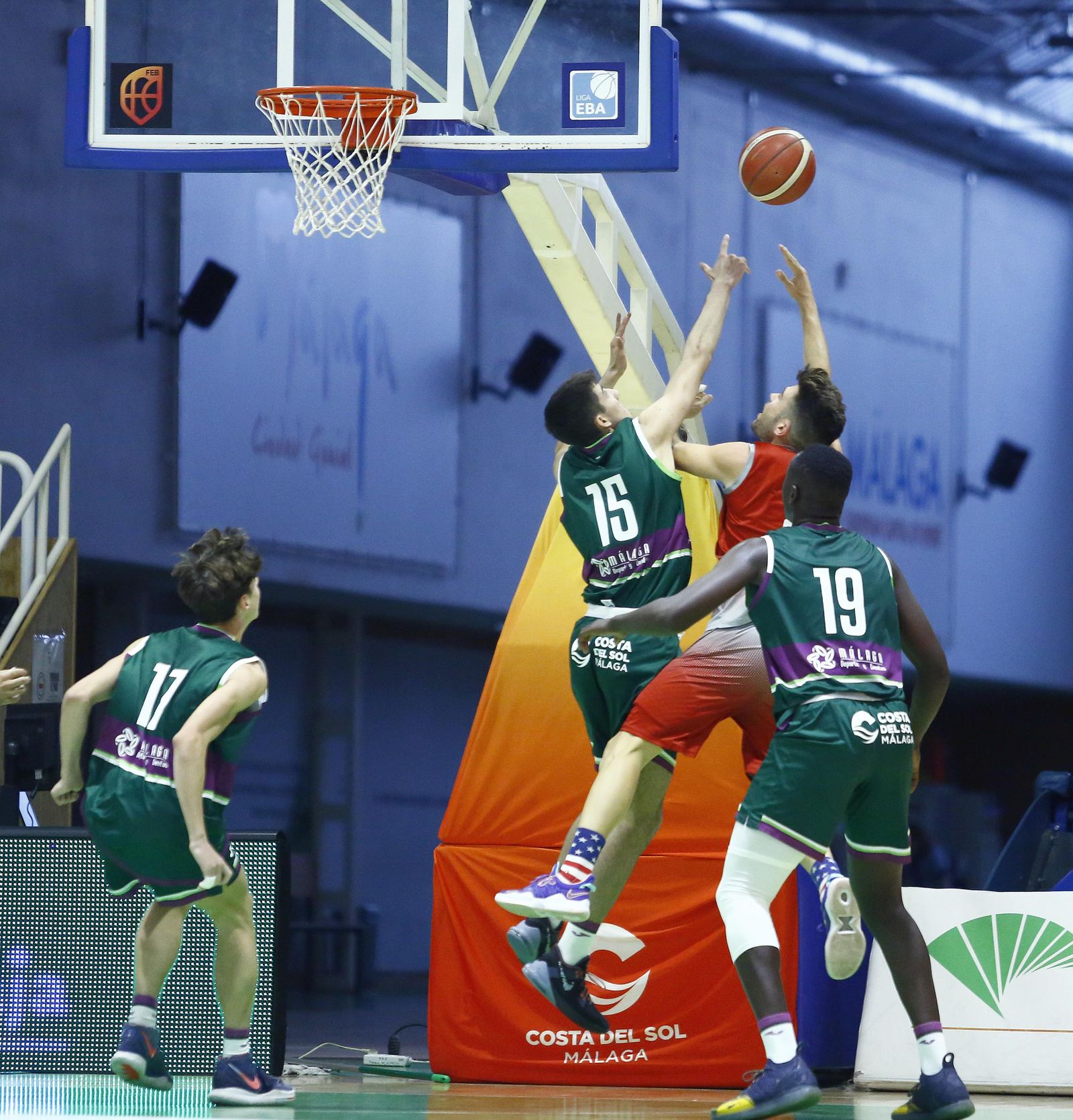 El Unicaja de Liga EBA vence el derbi ante el Colegio El Pinar