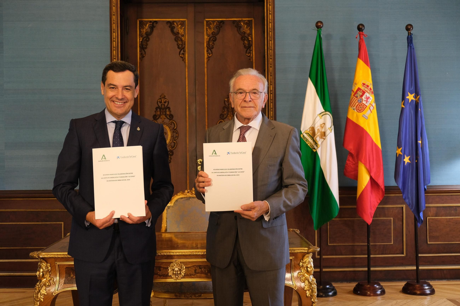 El presidente de la Junta de Andalucía, Juan Manuel Moreno, y el presidente de la Fundación ”la Caixa”, Isidro Fainé.