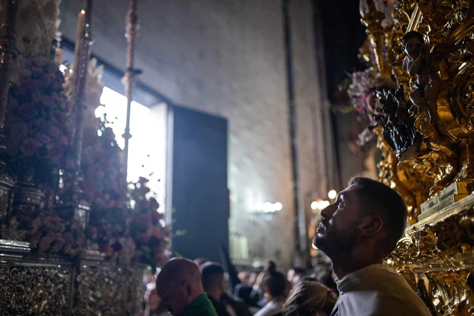 Un hermano de San Pablo ante sus titulares tras cancelar la lluvia su salida procesional en el Lunes Santo de 2024.