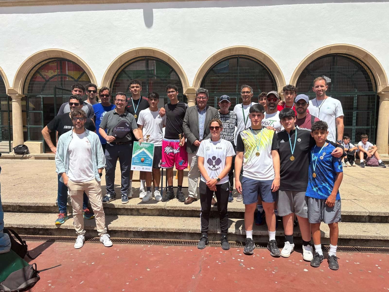 Foto de algunos de los participantes, junto al delegado de Educación. Foto de algunos de los participantes, junto al delegado de Educación.