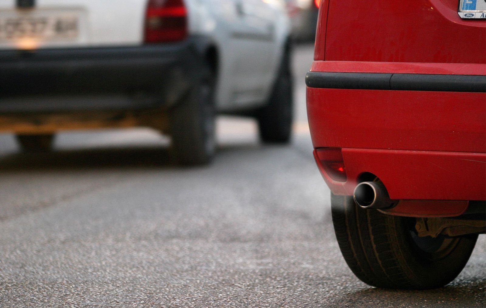 Emisiones del escape de un coche.