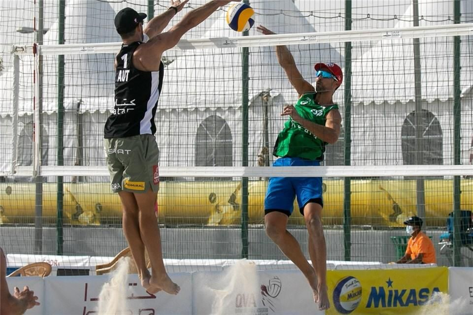 El sanroqueño Gavira remate en su primer partido en 2021.