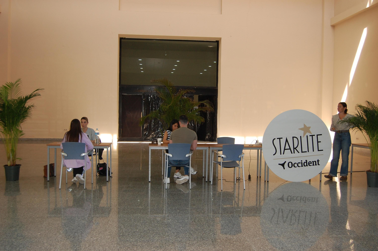 Candidatos haciendo las entrevistas personales este viernes.