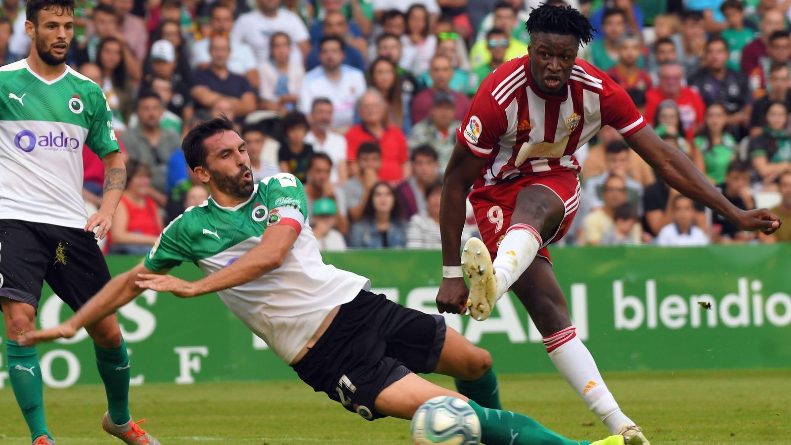 Sekou Gassama realiza un disparo durante la última visita a los rojiblancos a El Sardinero para enfrentarse al Racing de Santander.