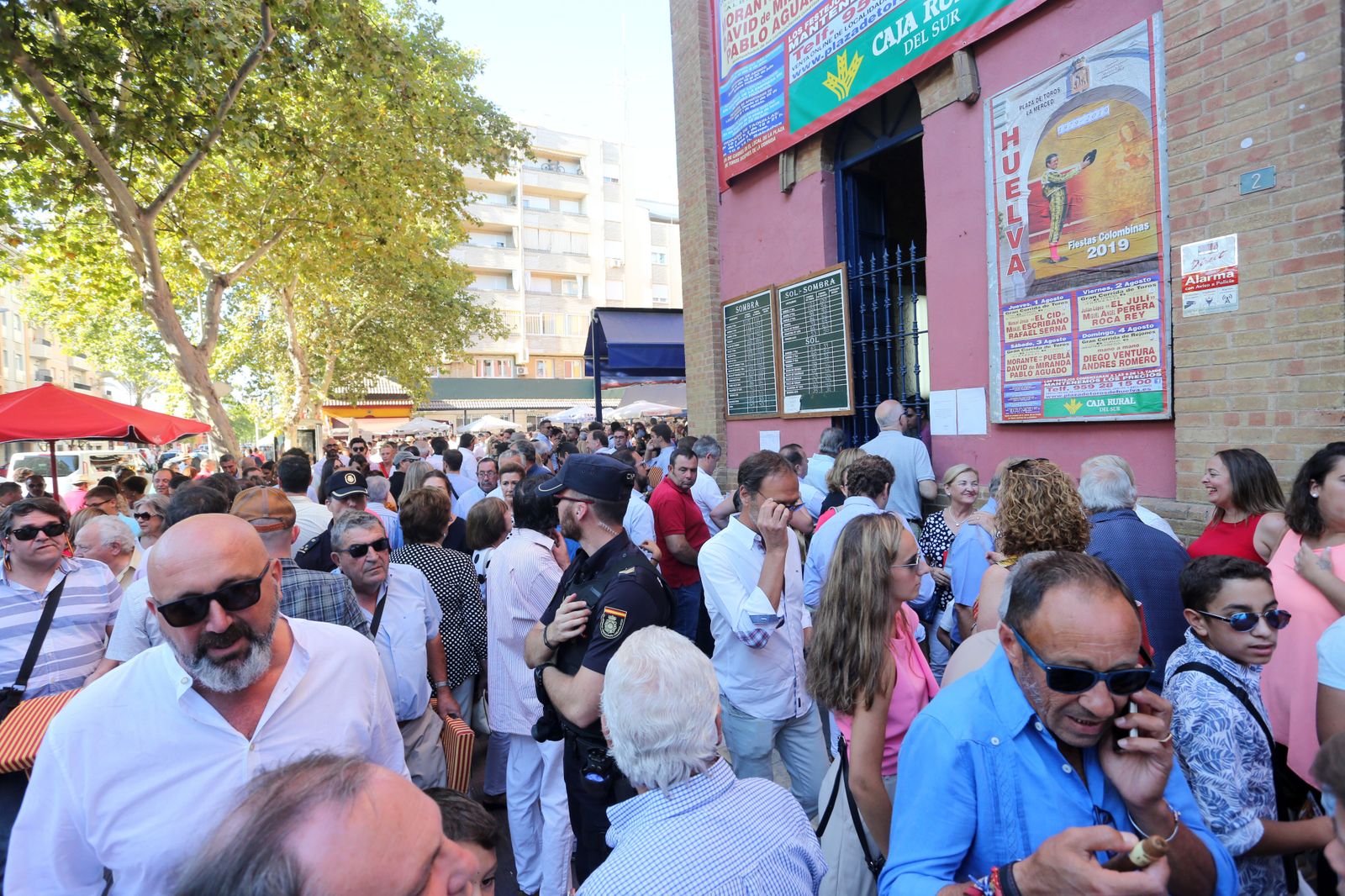 Imágenes del ambiente de la corrida del 2 de agosto en la Plaza de Toros de la Merced